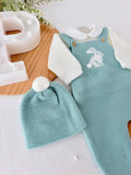 Conjunto coelhinho: jardineiras, camisola e gorro