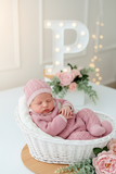 Conjunto rosa velho  : jardineiras, camisola e gorro malha quentinha