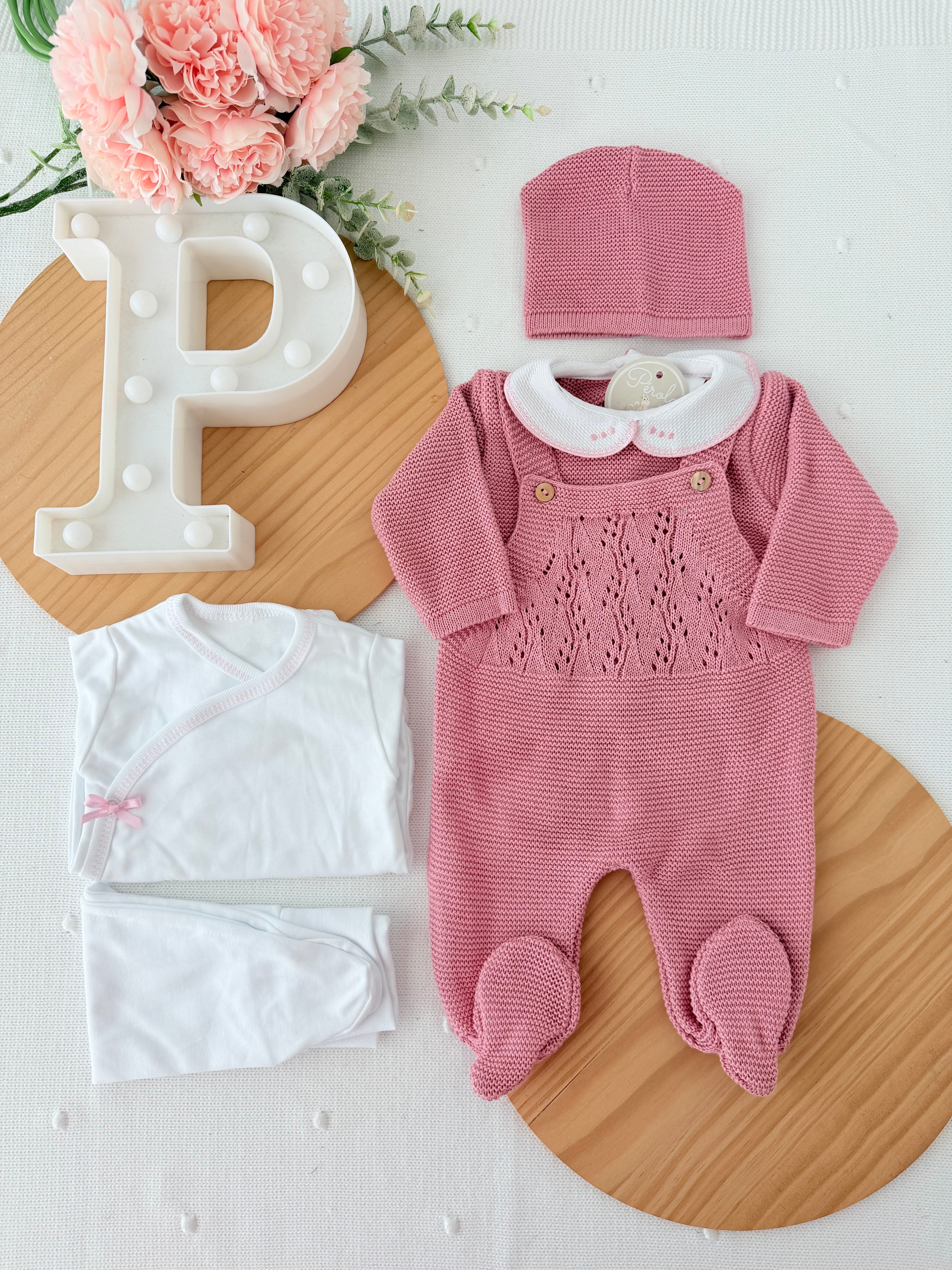 Pack saída de maternidade Rosa 5 peças: body, calças, jardineiras, camisola e gorro