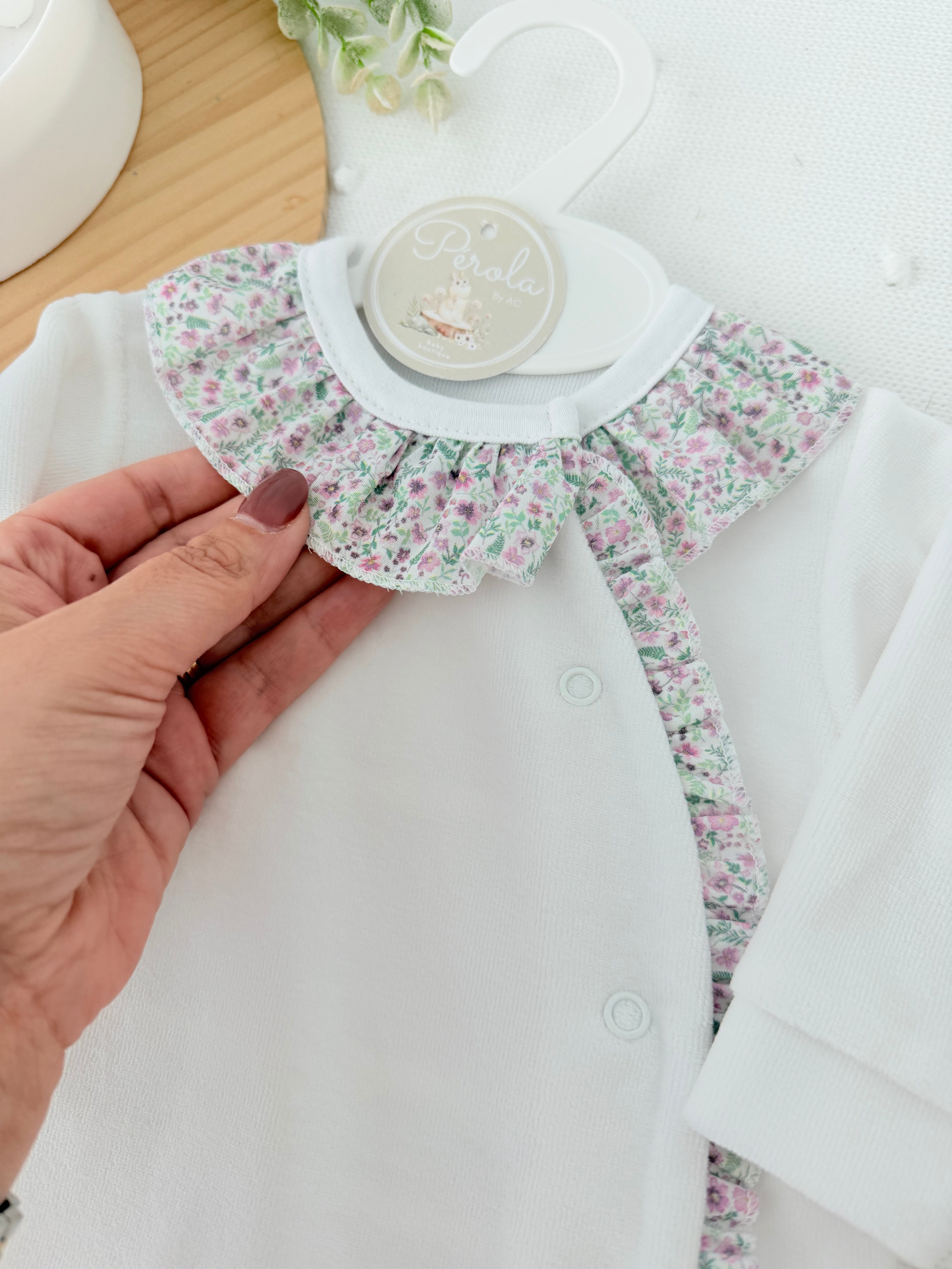 Babygrow tema flores em VELUDO Branco