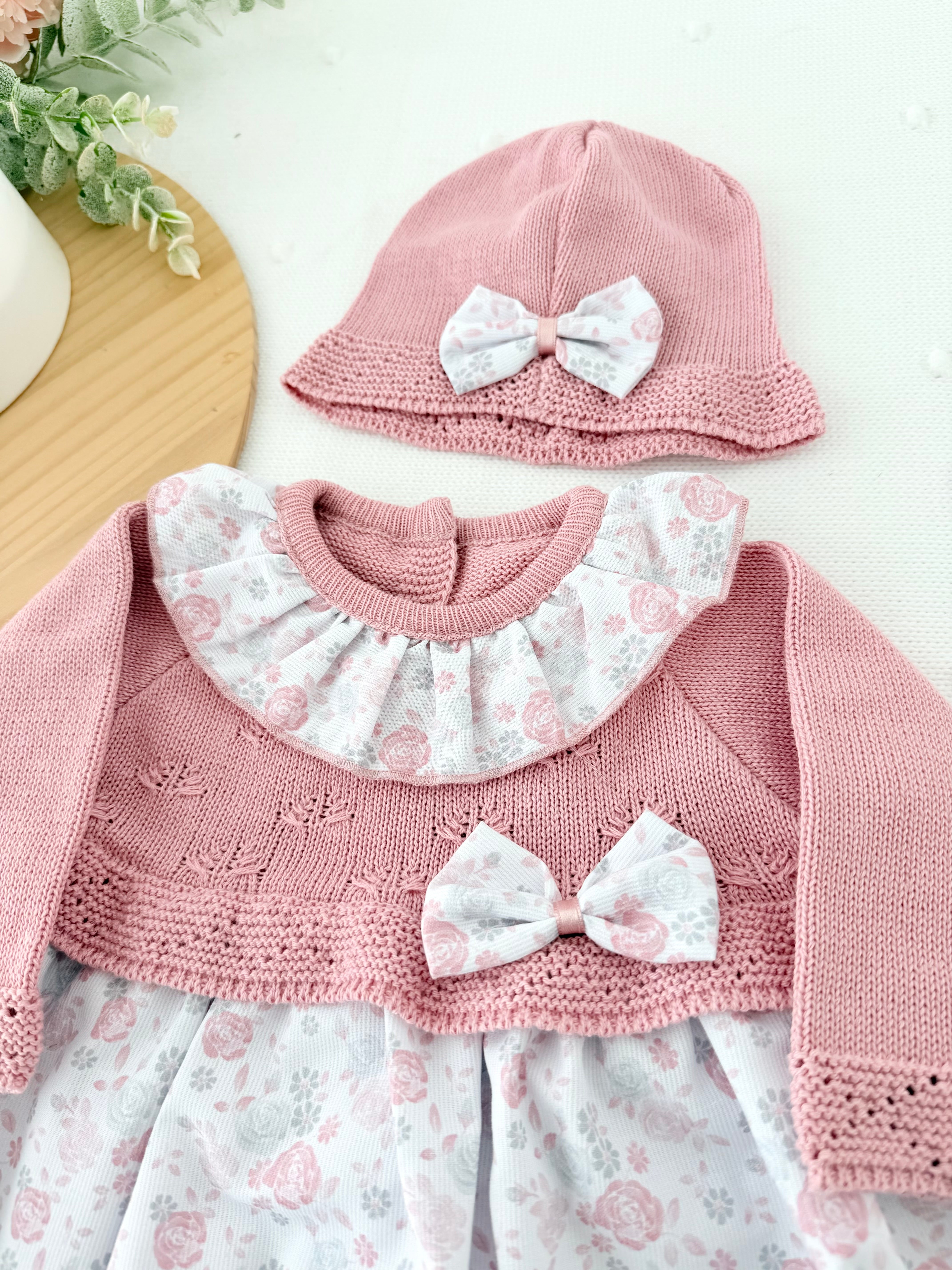 Vestido e gorro rosas - Primavera Verão