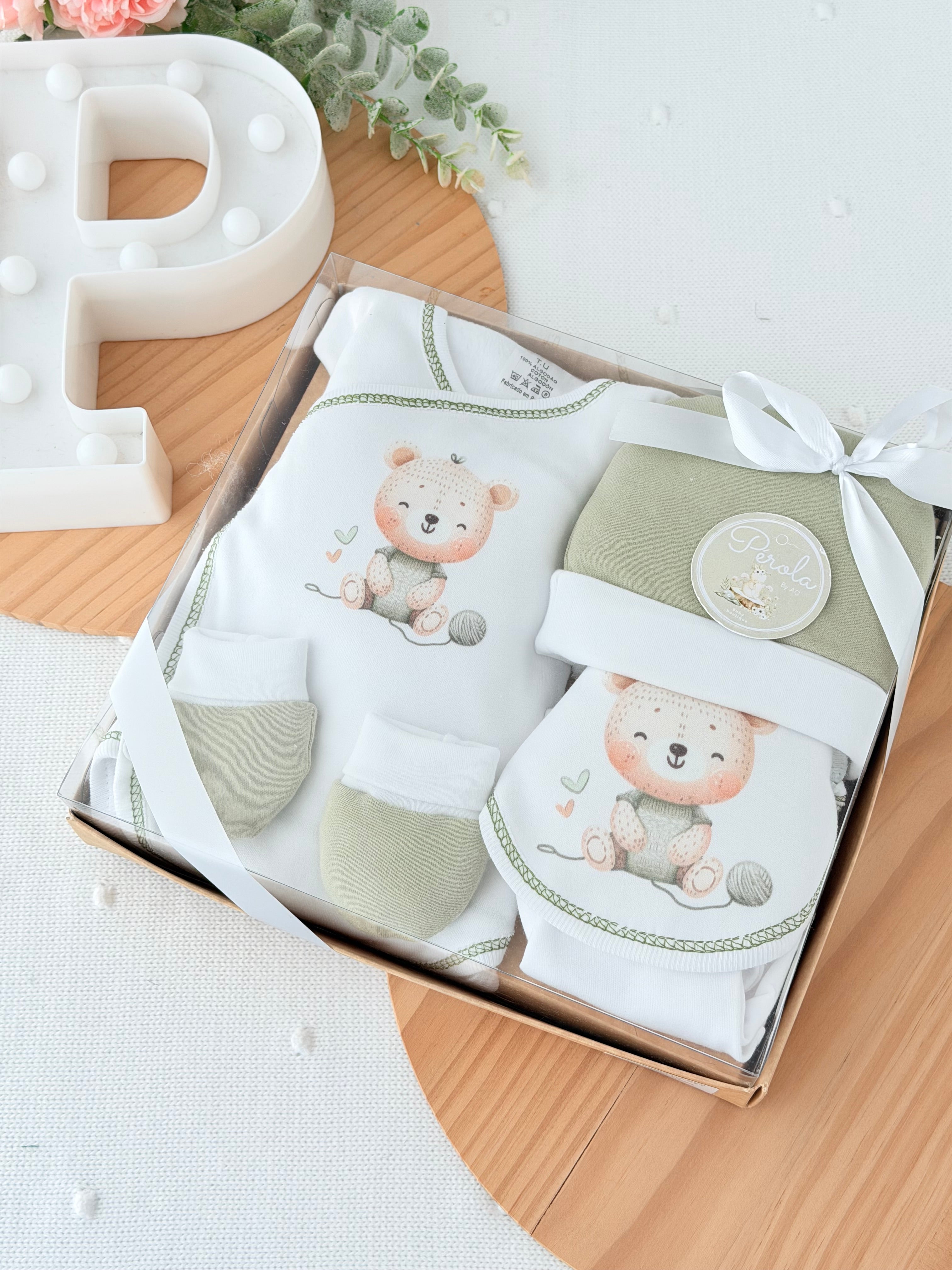 Pack Novelo com carda : camisola, calças, gorro, luvas e babete