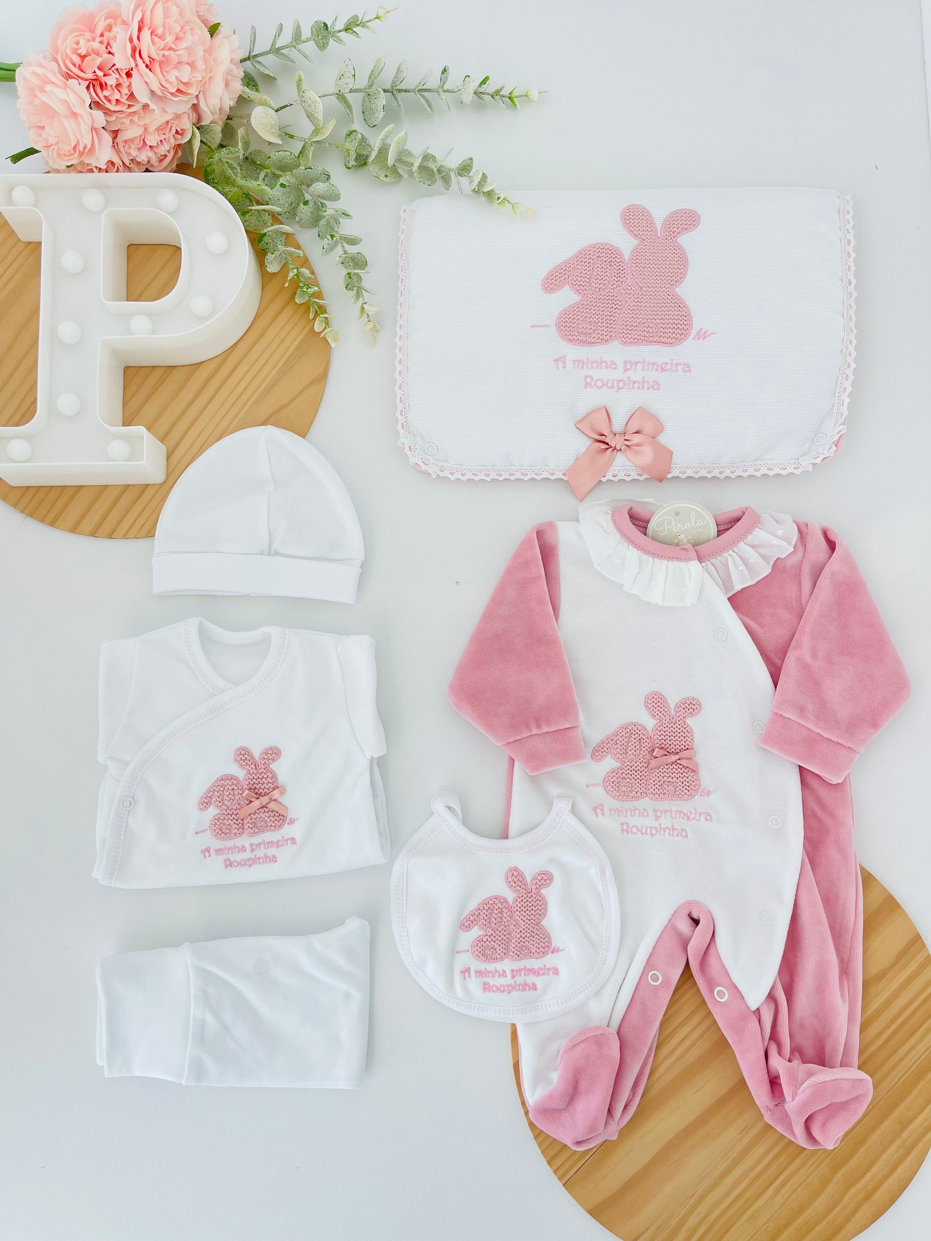 Conjunto primeira roupinha em veludo tema coelhinhos