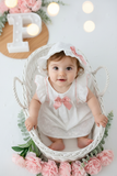 Vestido e chapéu com laço