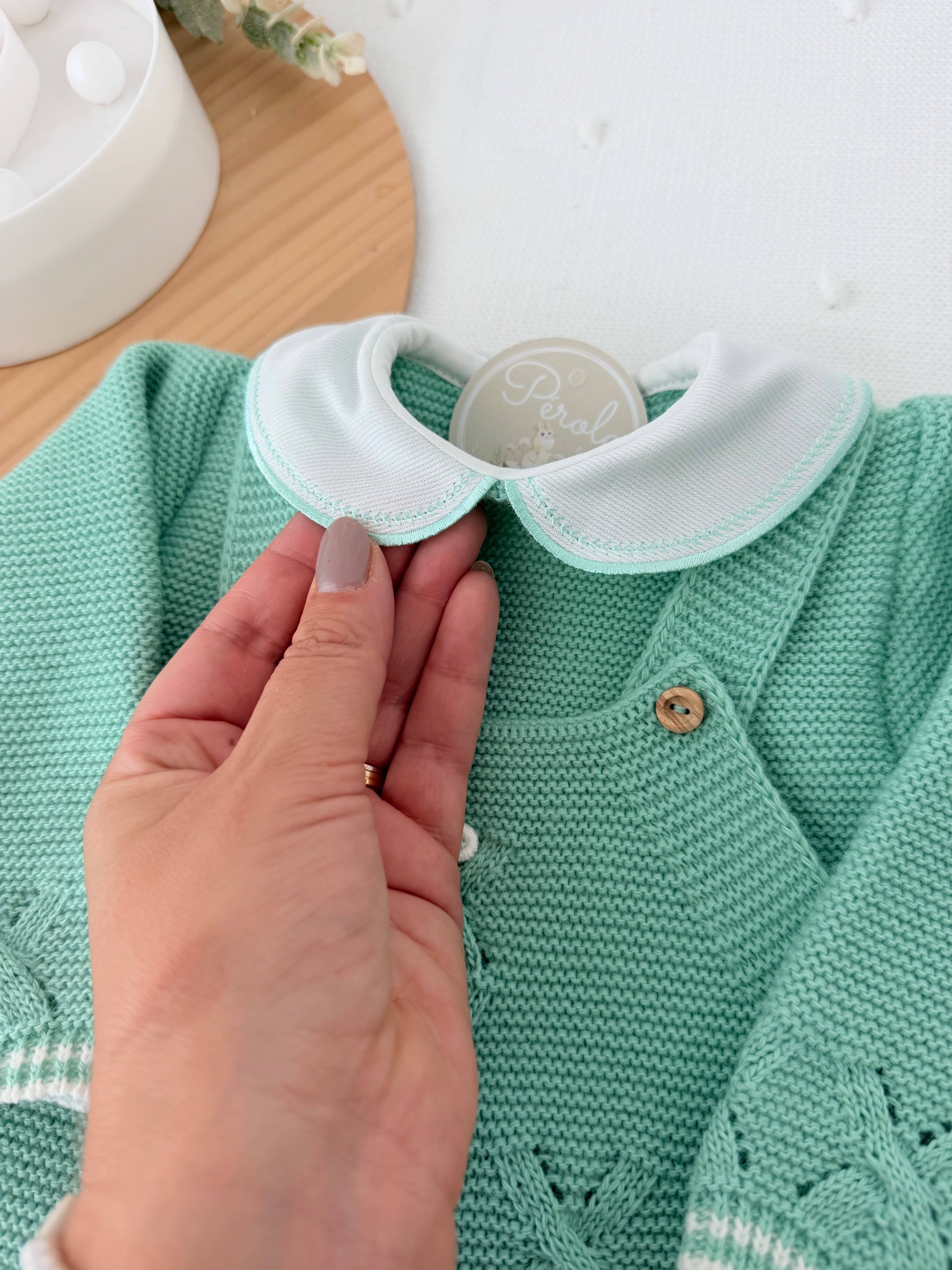 Saída de maternidade verde unissexo : jardineiras, camisola e gorro malha quentinha