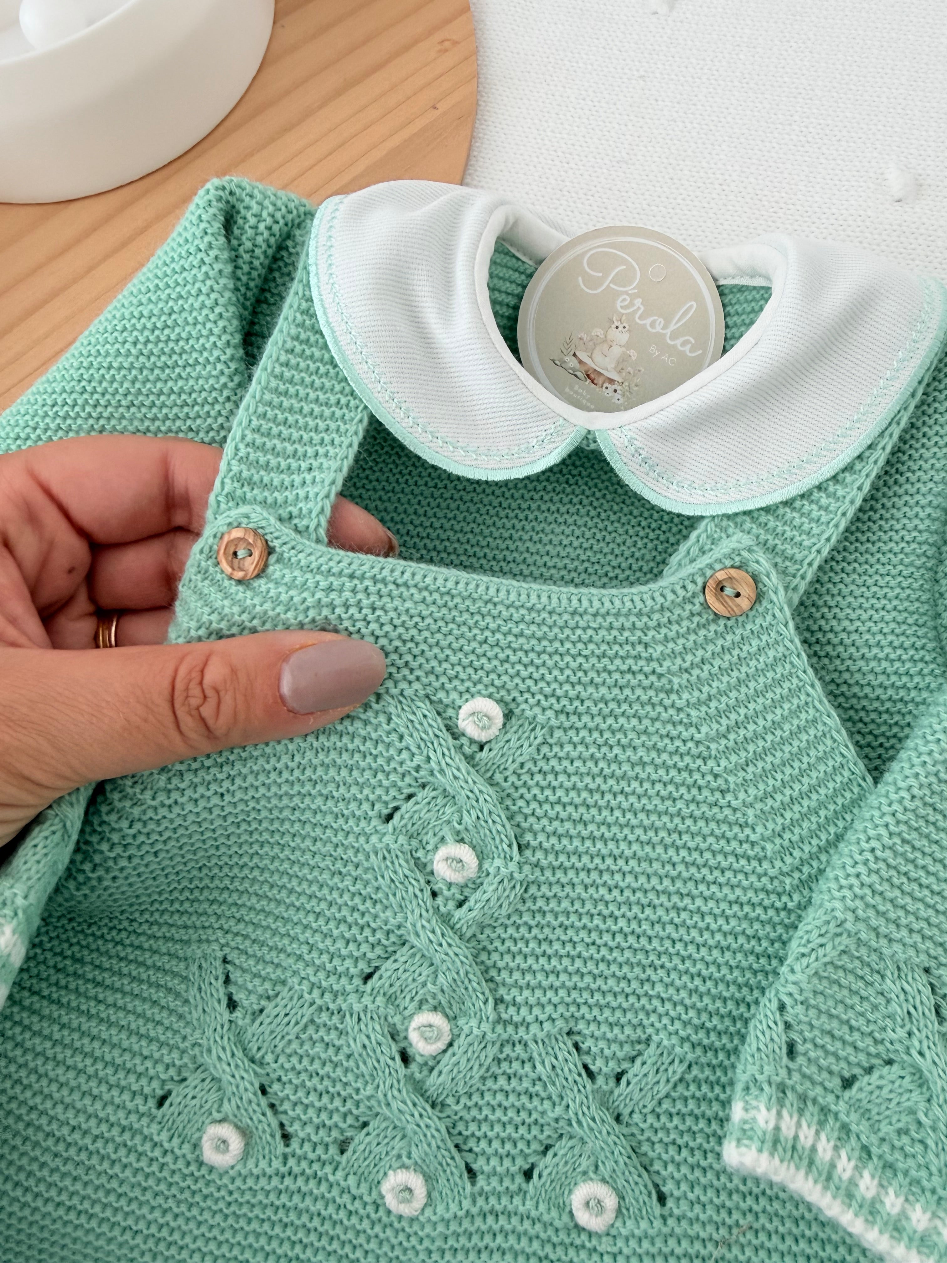 Saída de maternidade verde unissexo : jardineiras, camisola e gorro malha quentinha
