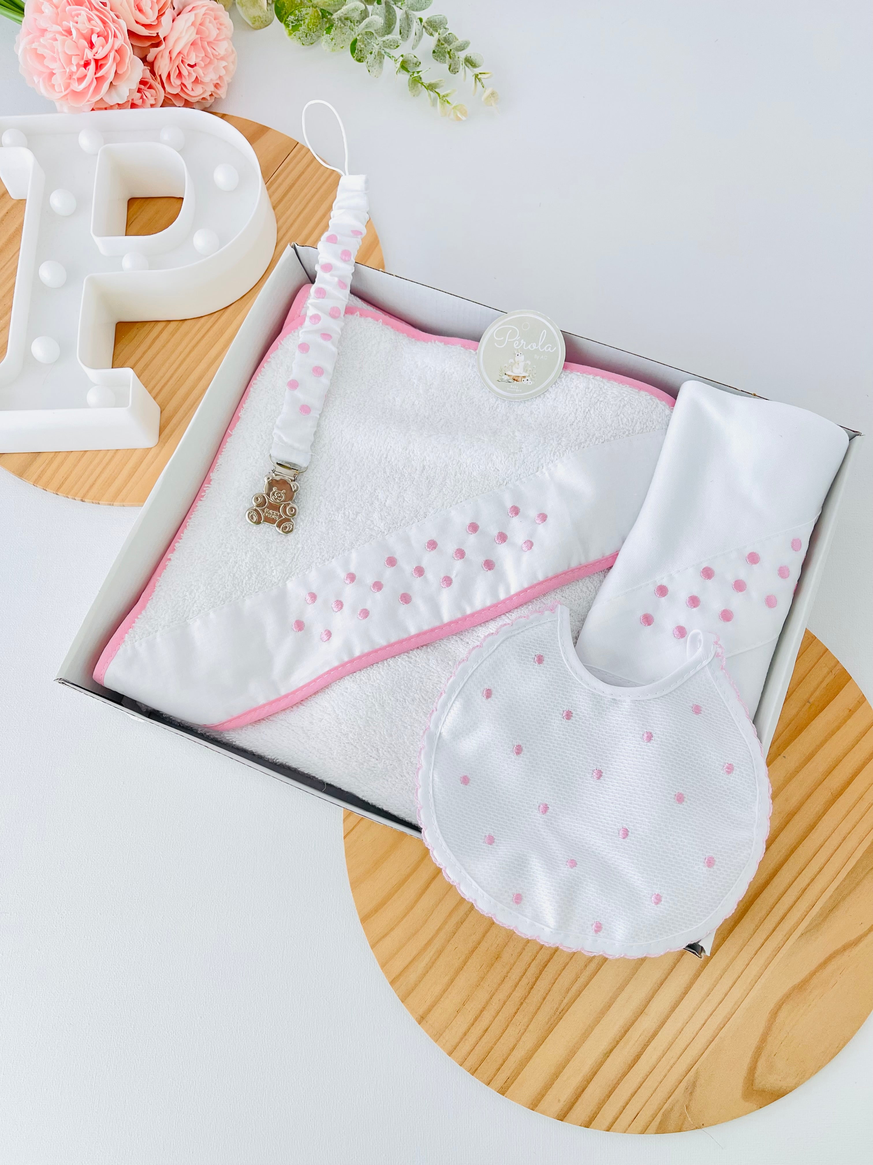 Box enxoval bolinhas: toalha de banho, fralda, babete e prende chupetas