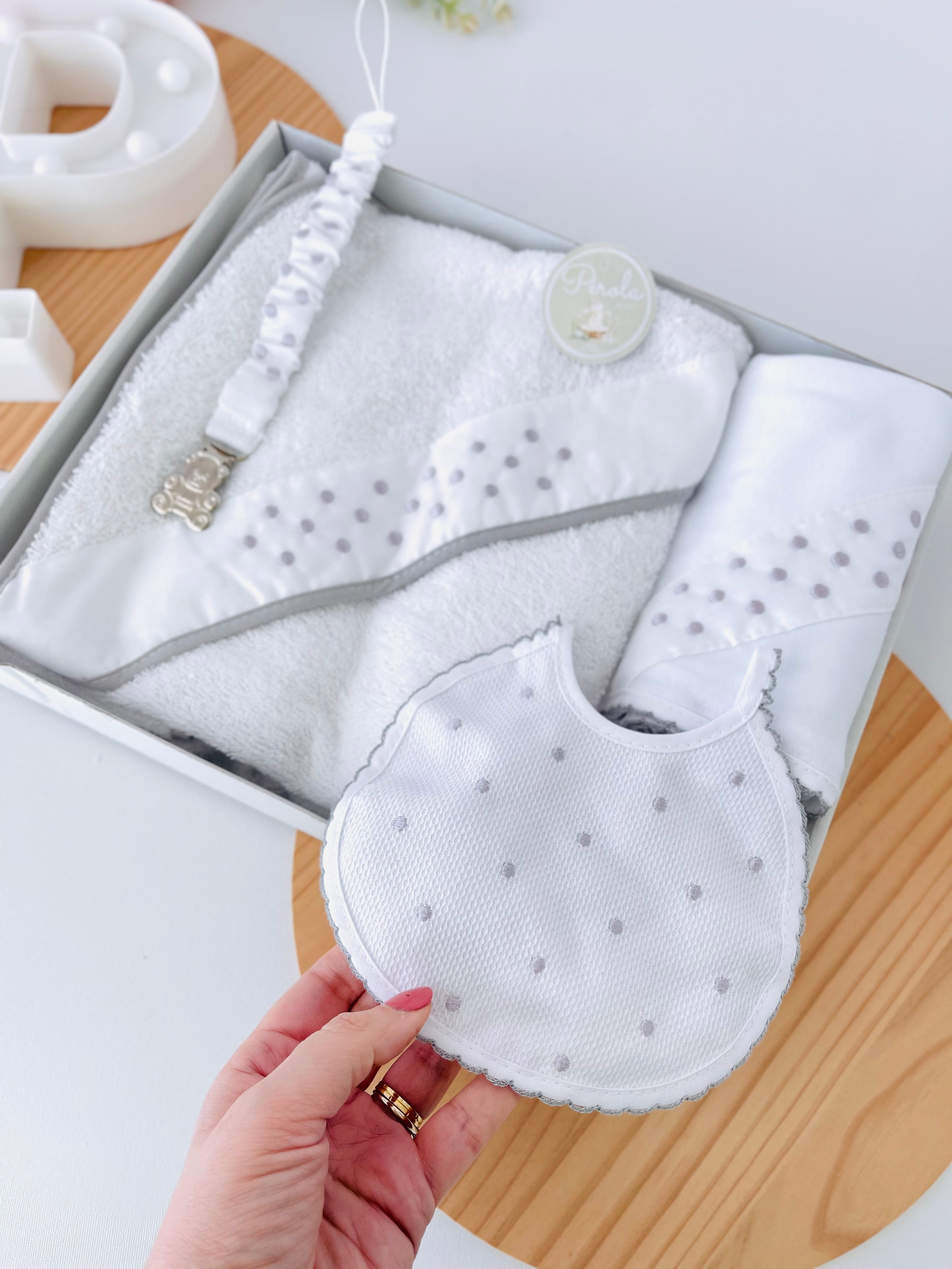 Box enxoval bolinhas: toalha de banho, fralda, babete e prende chupetas