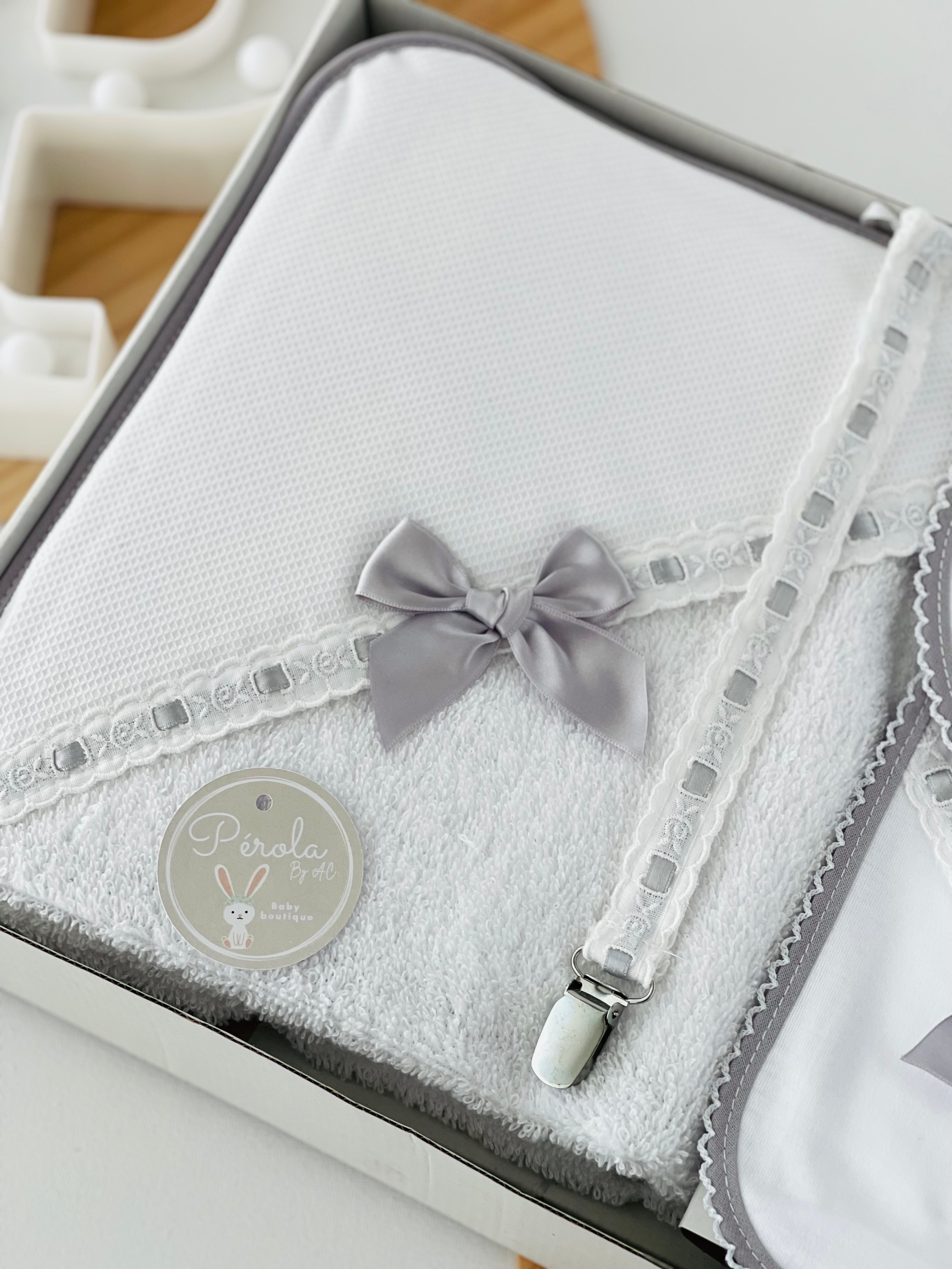 Box enxoval: toalha de banho, fralda, babete e prende chupetas