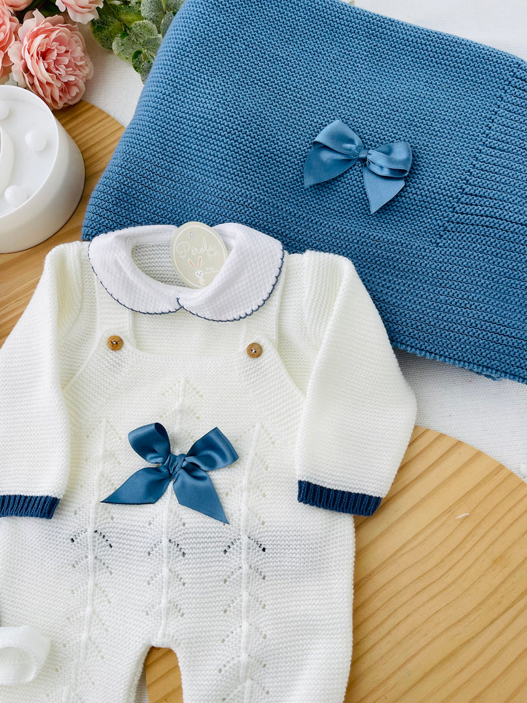 Conjunto recém nascido azul 4 peças: manta, jardineiras, camisola e touca