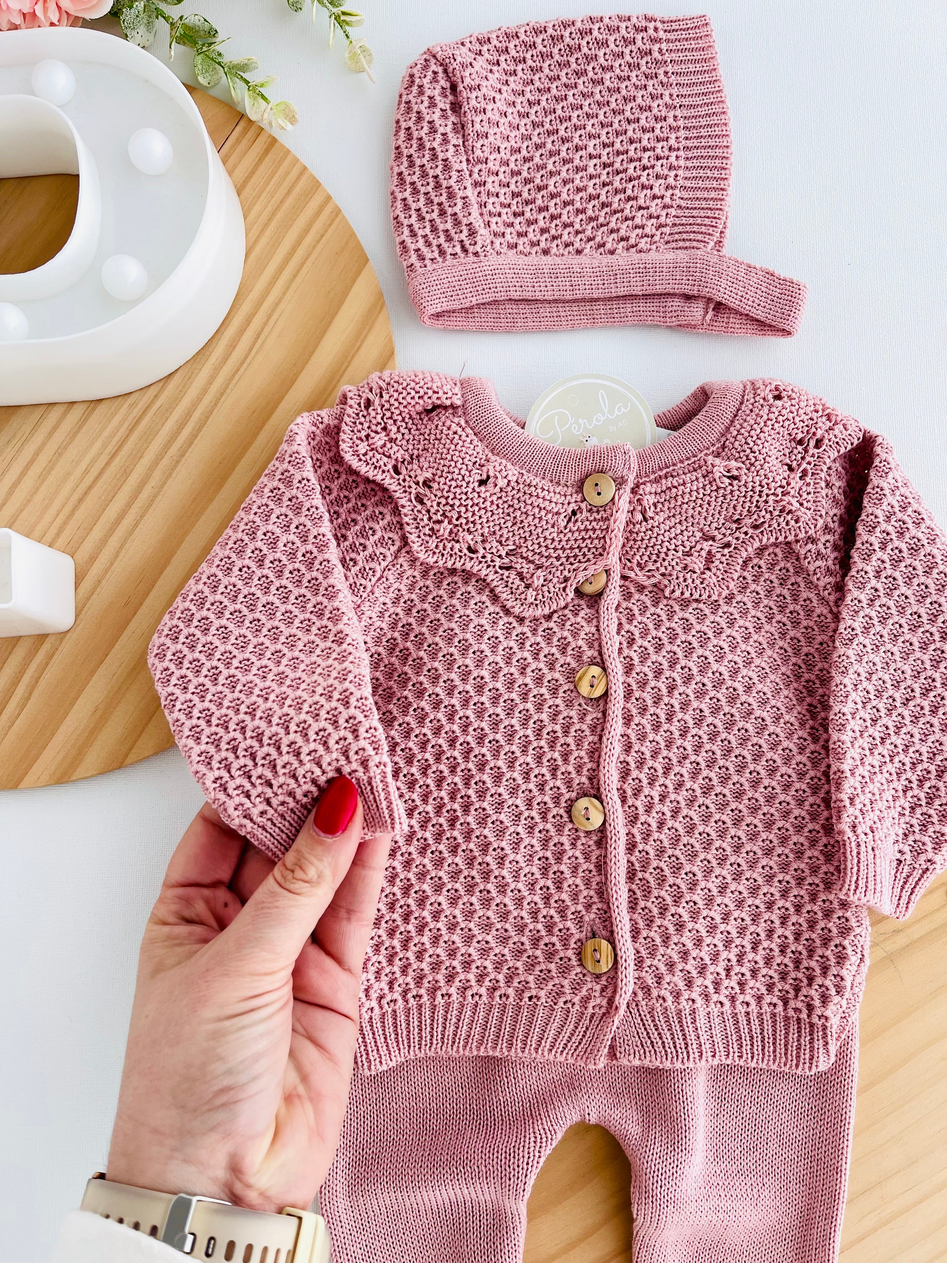 Conjunto malha com golinha: casaco, calças e touca- malha fina