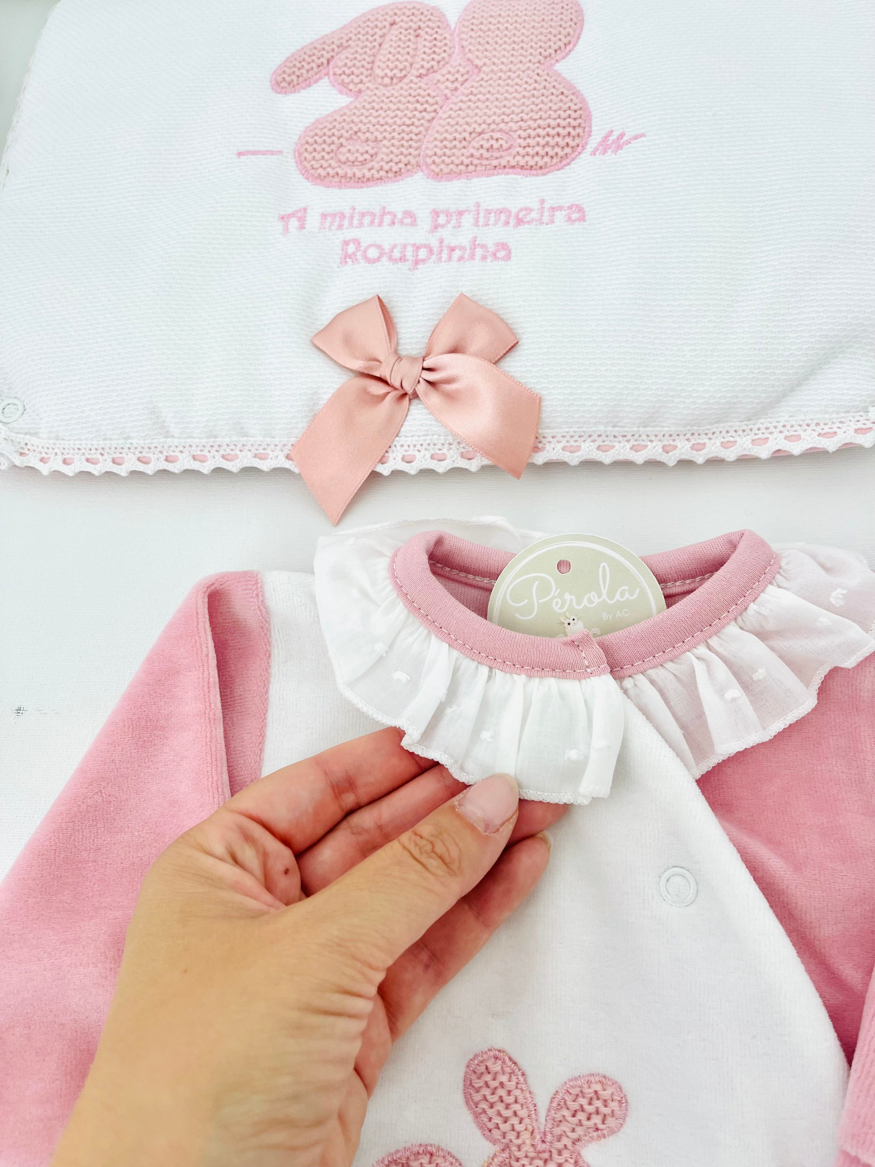 Conjunto primeira roupinha em veludo tema coelhinhos