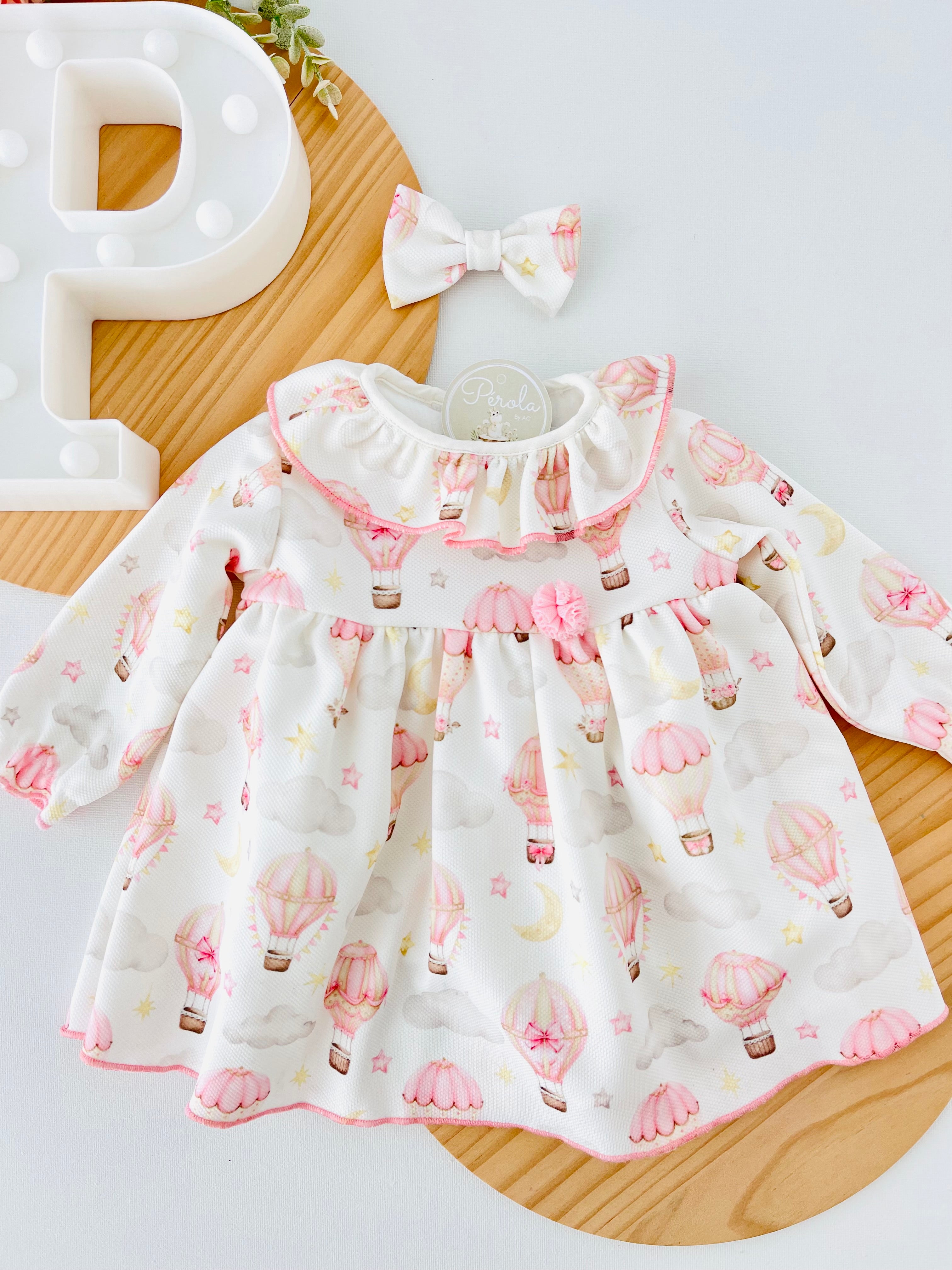 Vestido e laço para o cabelo