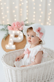 Vestido e chapéu com laço