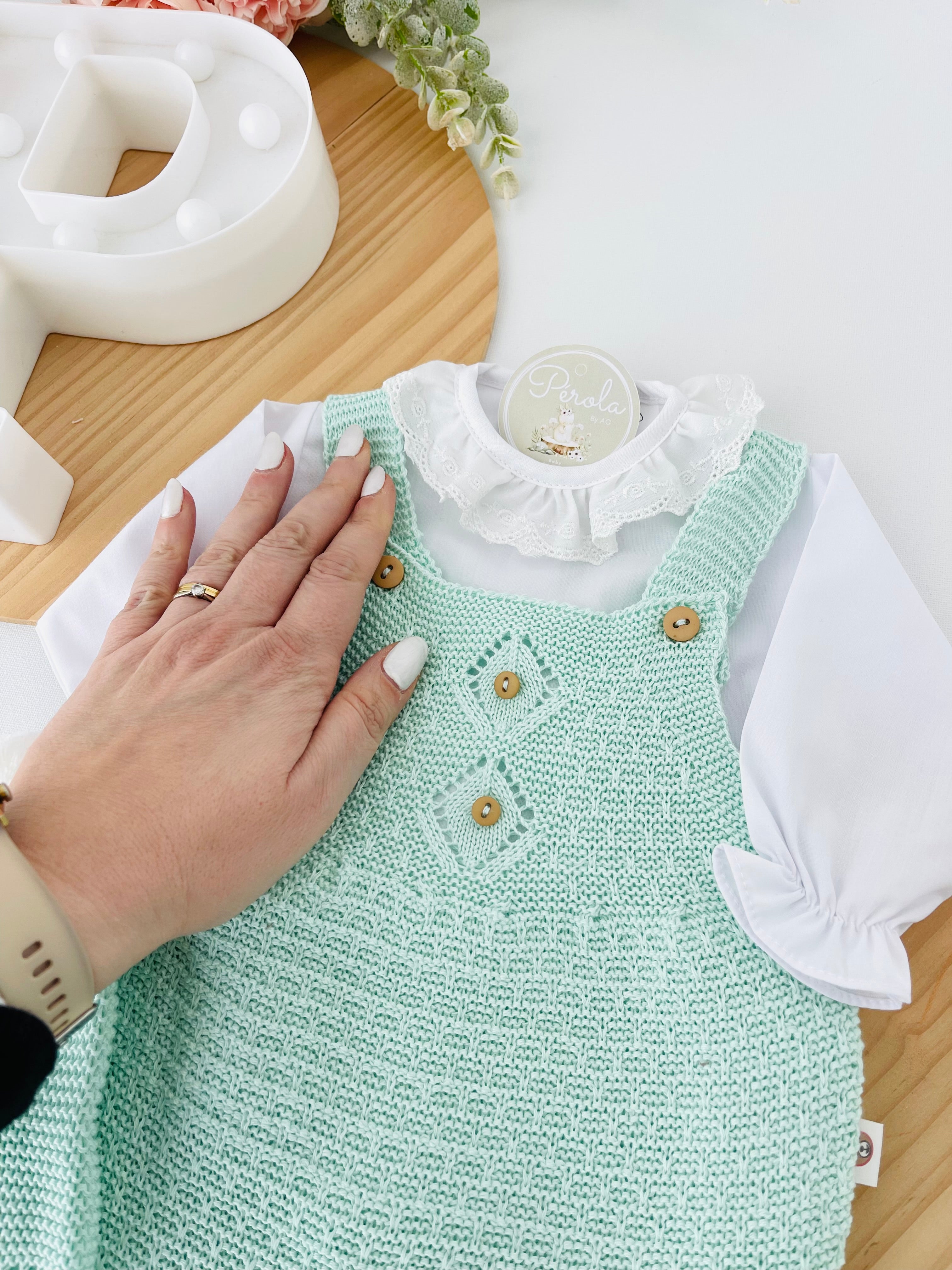 Saída de maternidade: blusa, gorro e jardineiras pé