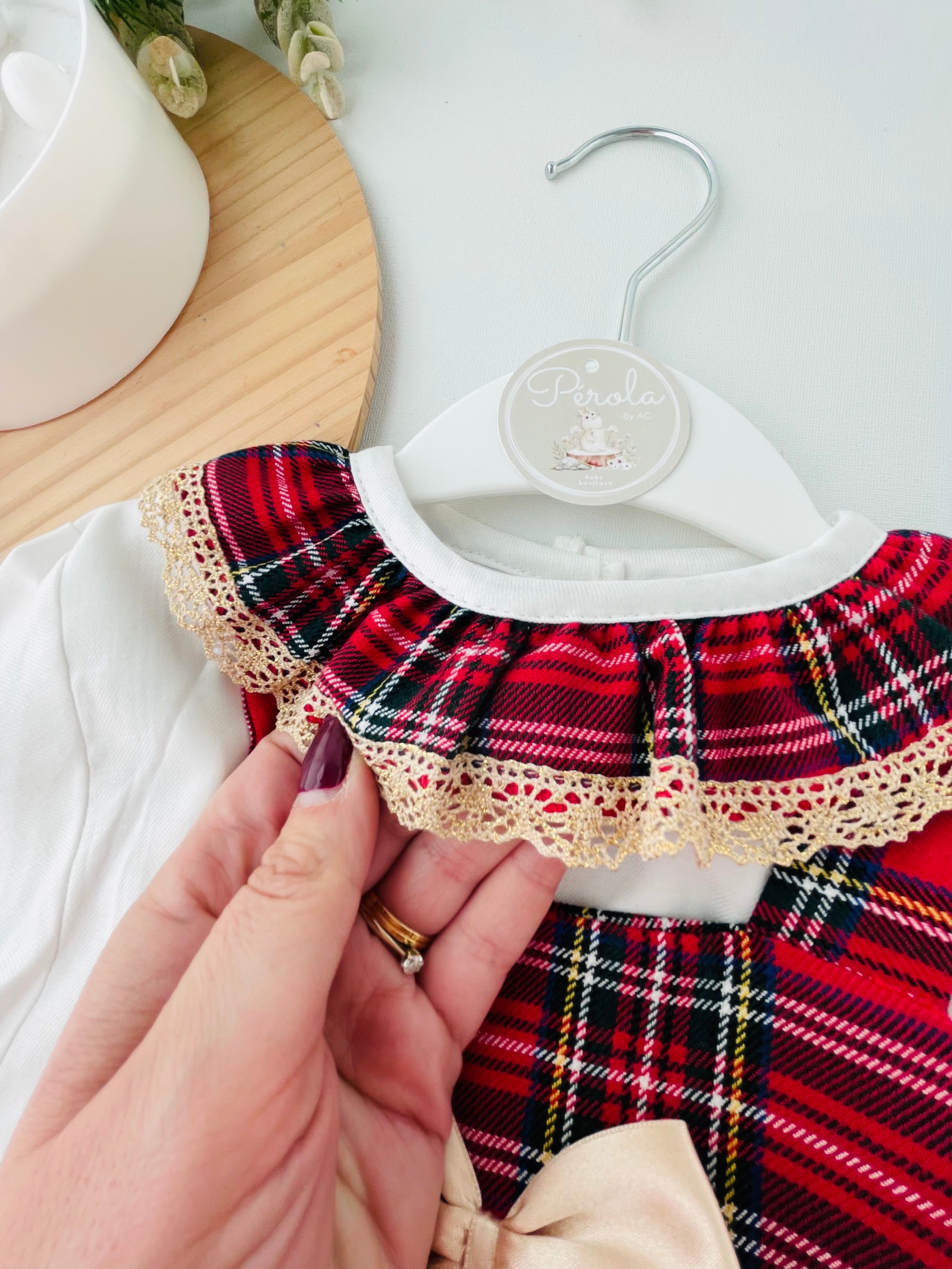 Fofo e blusa com renda dourada