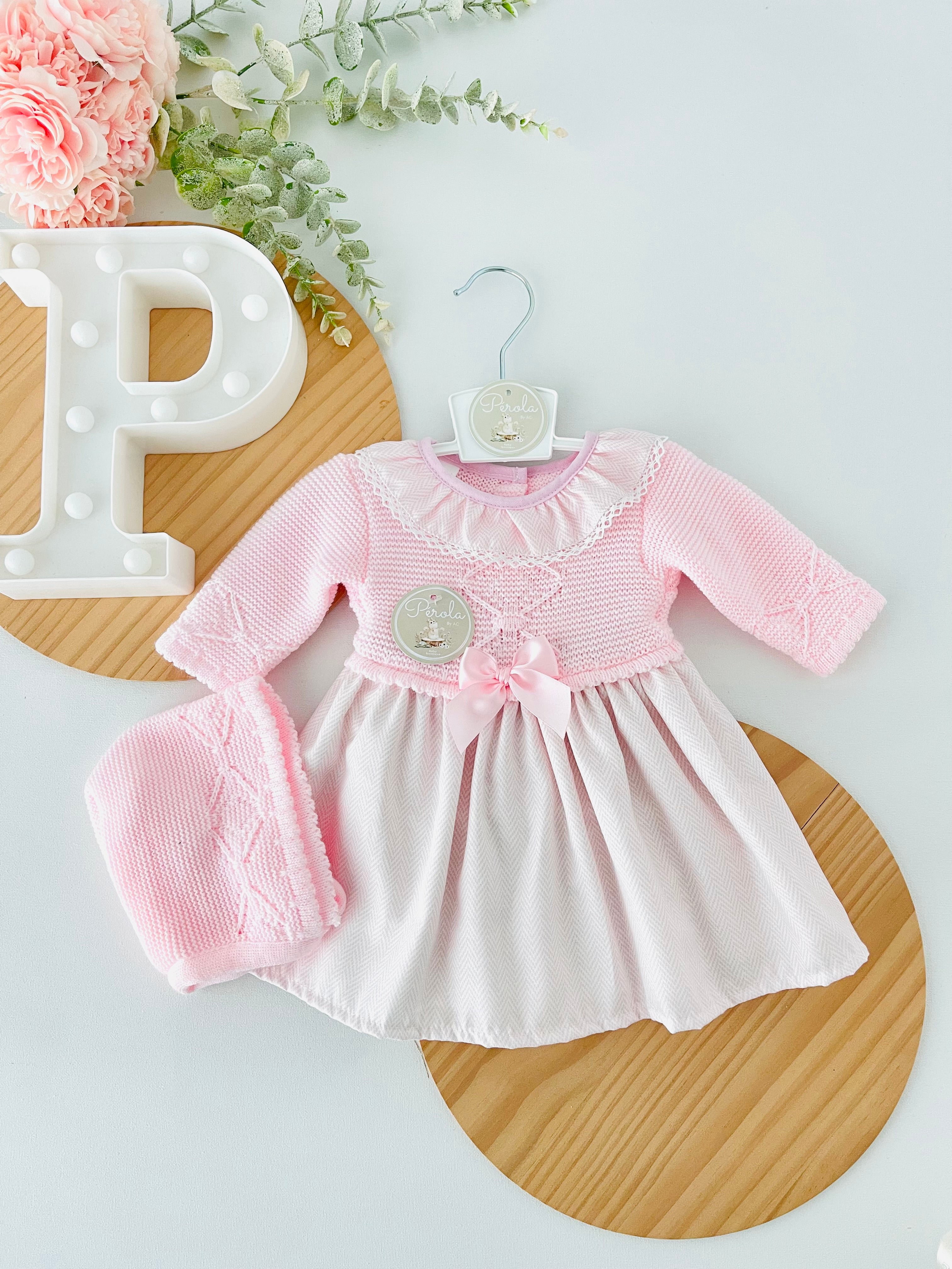 Vestido e touca rosa