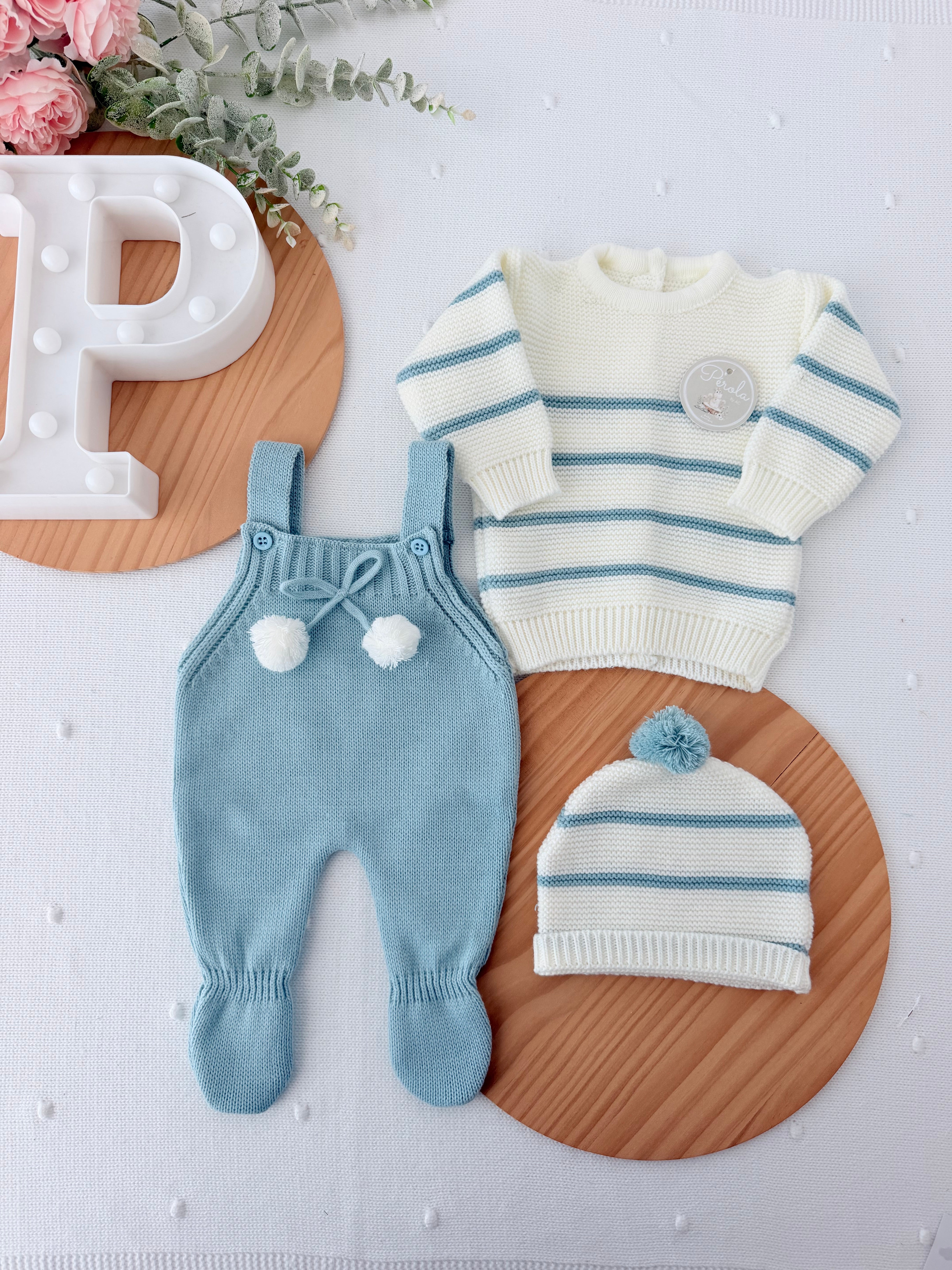 Conjunto risquinhas verde : jardineiras, camisola e gorro