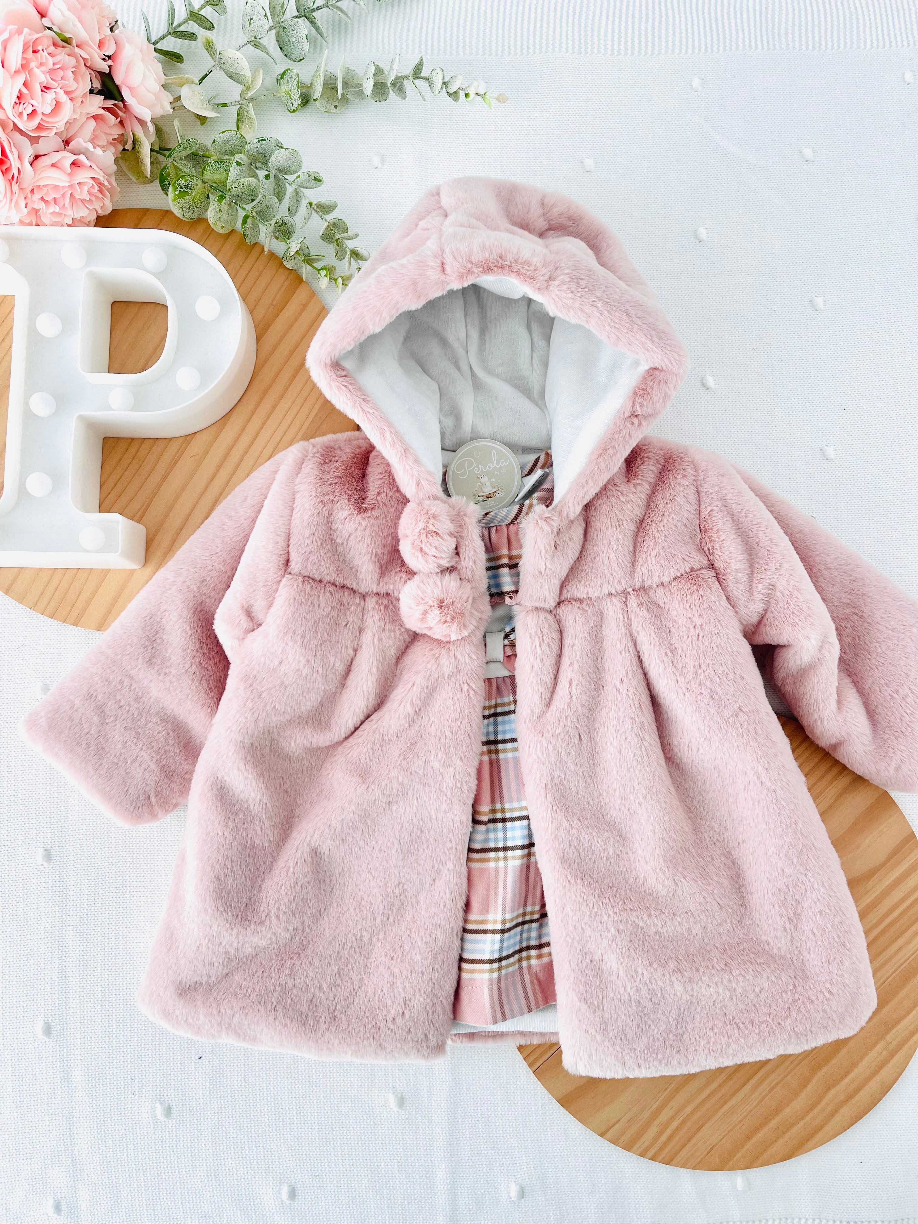 Conjunto Bela: casaco de pêlo comprido e vestido