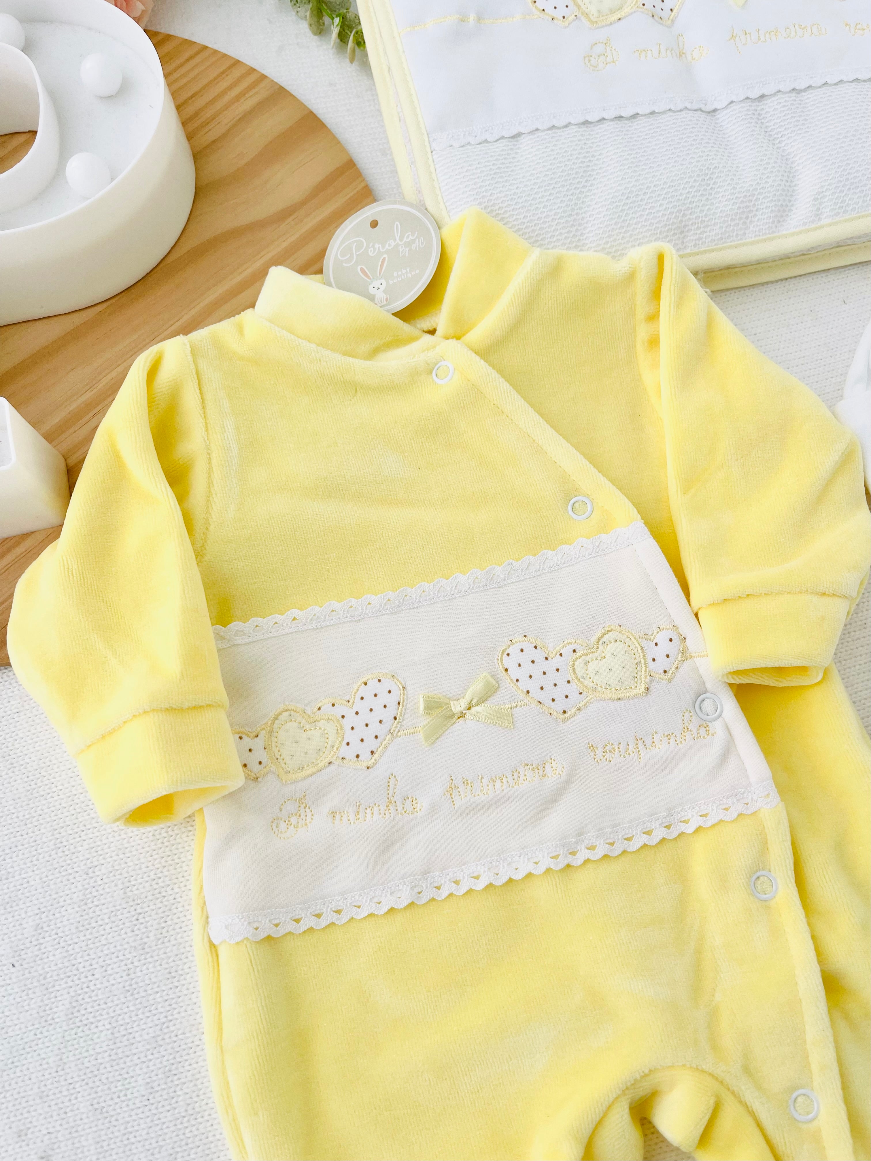 Conjunto A minha primeira roupinha em amarelo