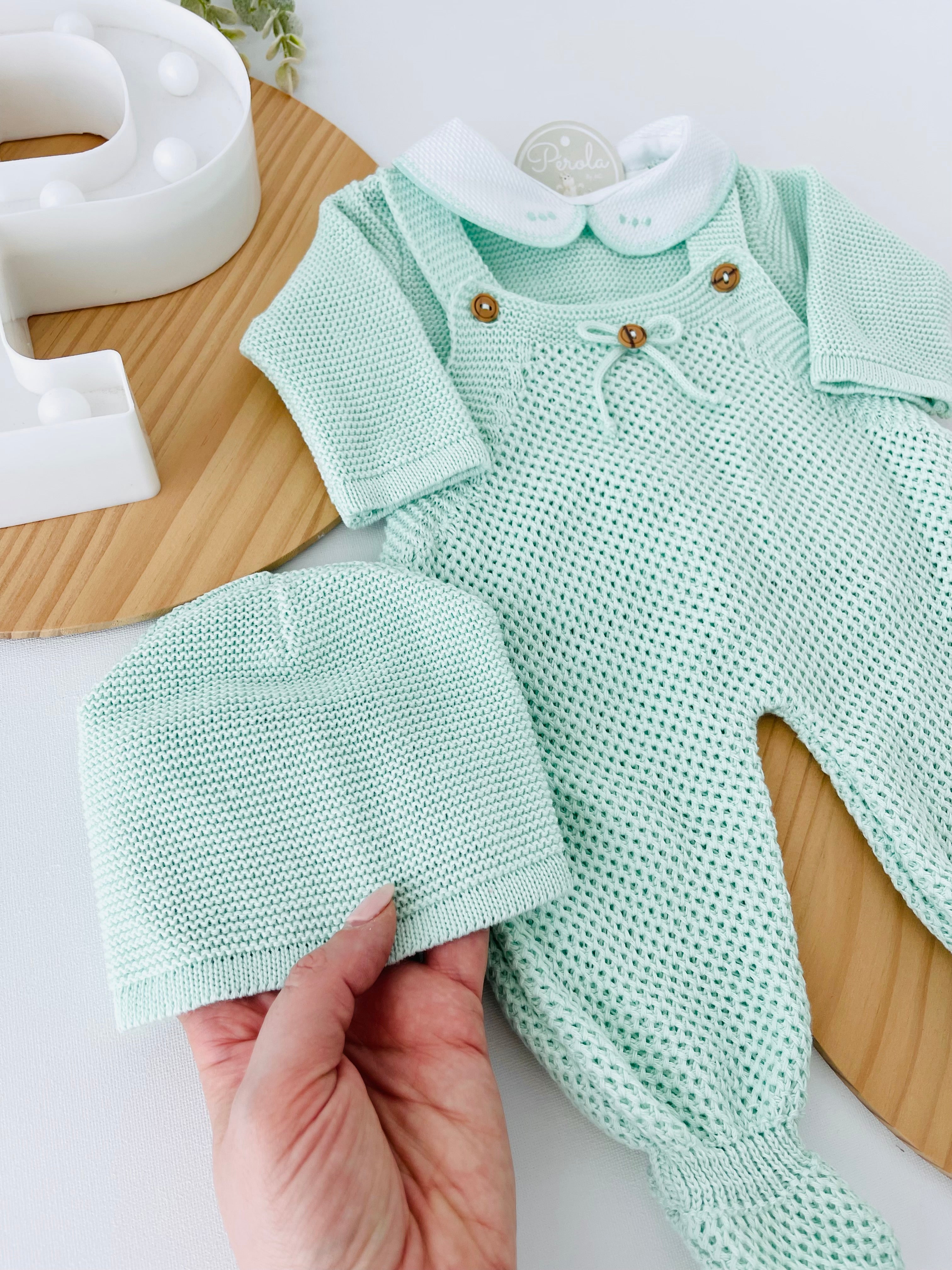 Saída de maternidade laço: jardineiras, camisola e gorro