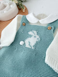 Conjunto coelhinho: jardineiras, camisola e gorro