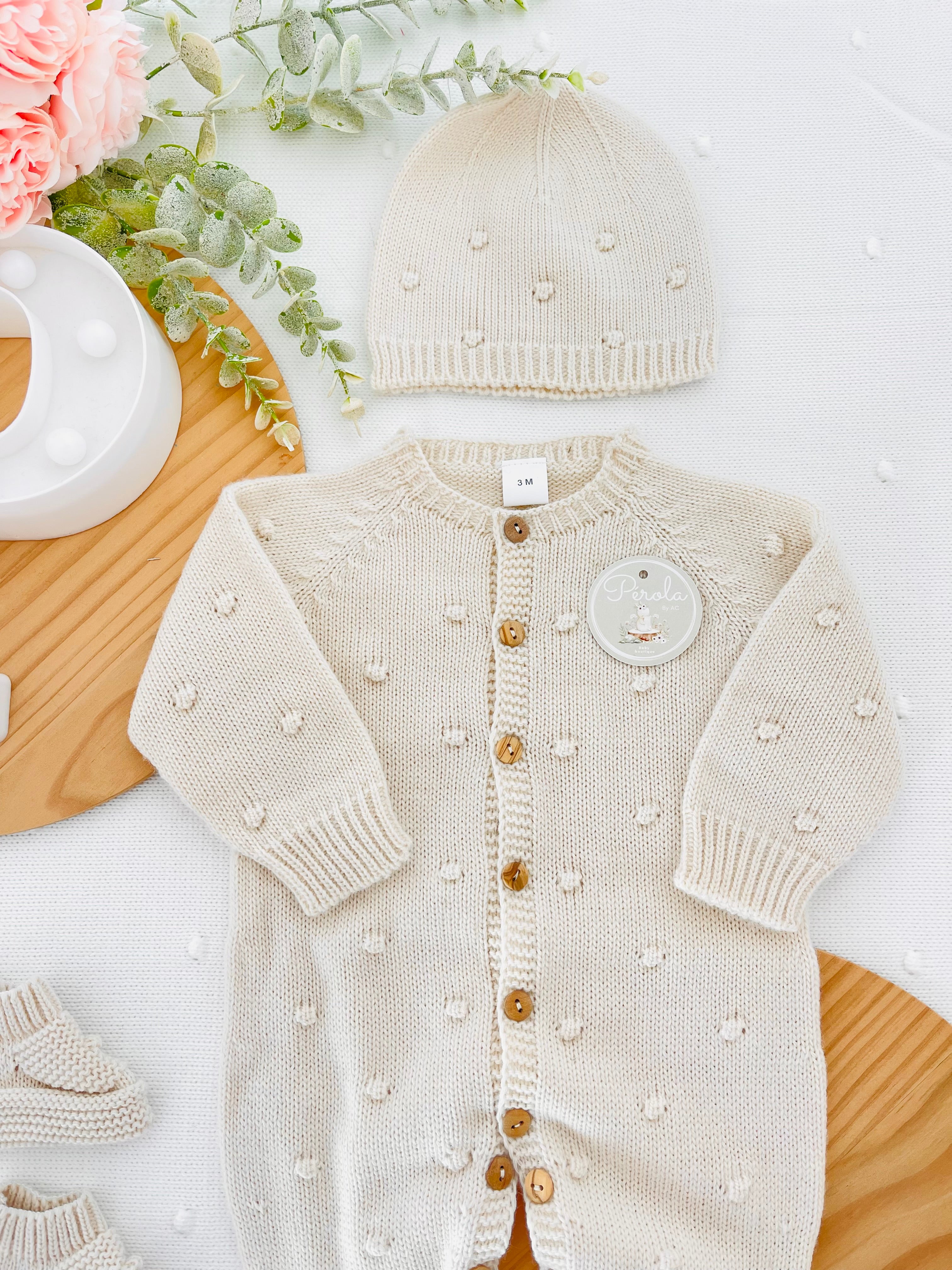 Conjunto bolinhas BEGE: macacão, gorro e carapins de malha