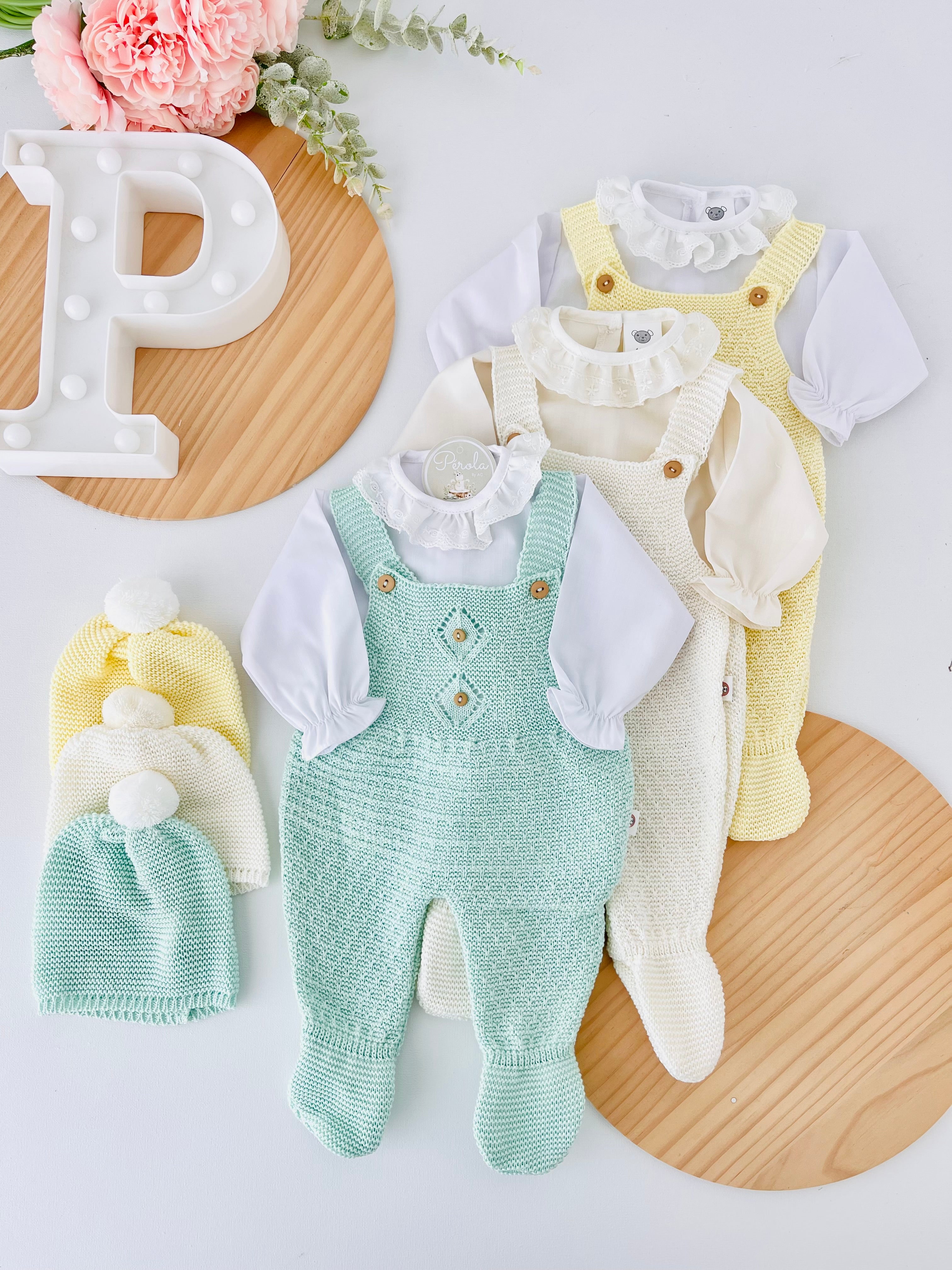 Saída de maternidade: blusa, gorro e jardineiras pé