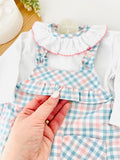 Conjunto jardineiras e camisola com golinha
