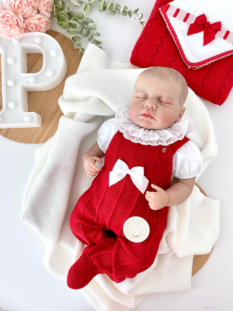 Saída de maternidade em vermelho: jardineiras e blusa