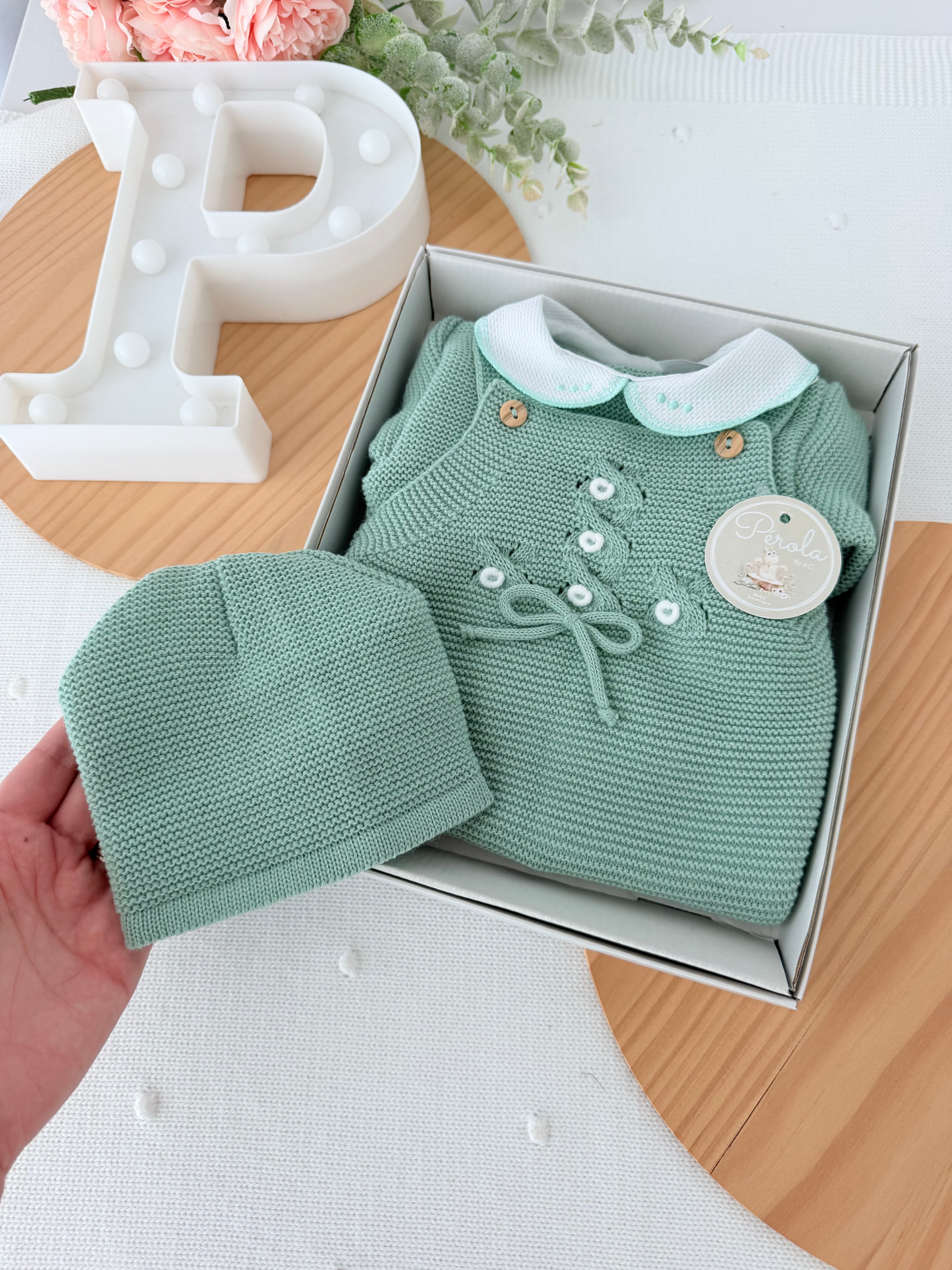Saídas de maternidade: jardineiras, camisola e gorro outono inverno
