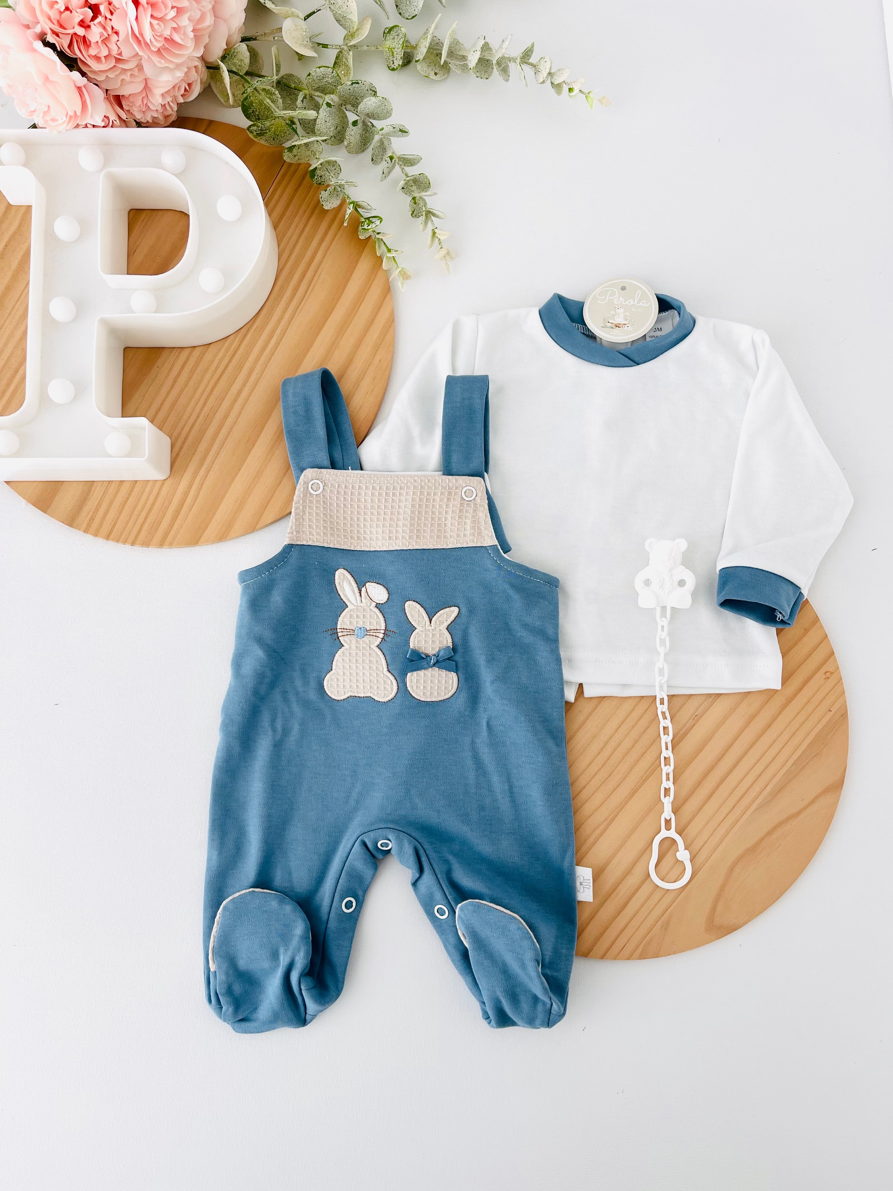 Conjunto coelhinhos: jardineiras, camisola e prende chupetas