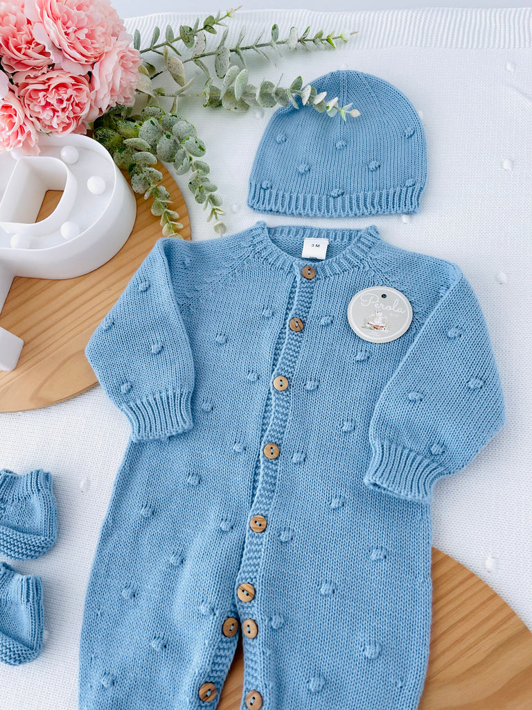 Conjunto bolinhas: macacão, gorro e carapins de malha