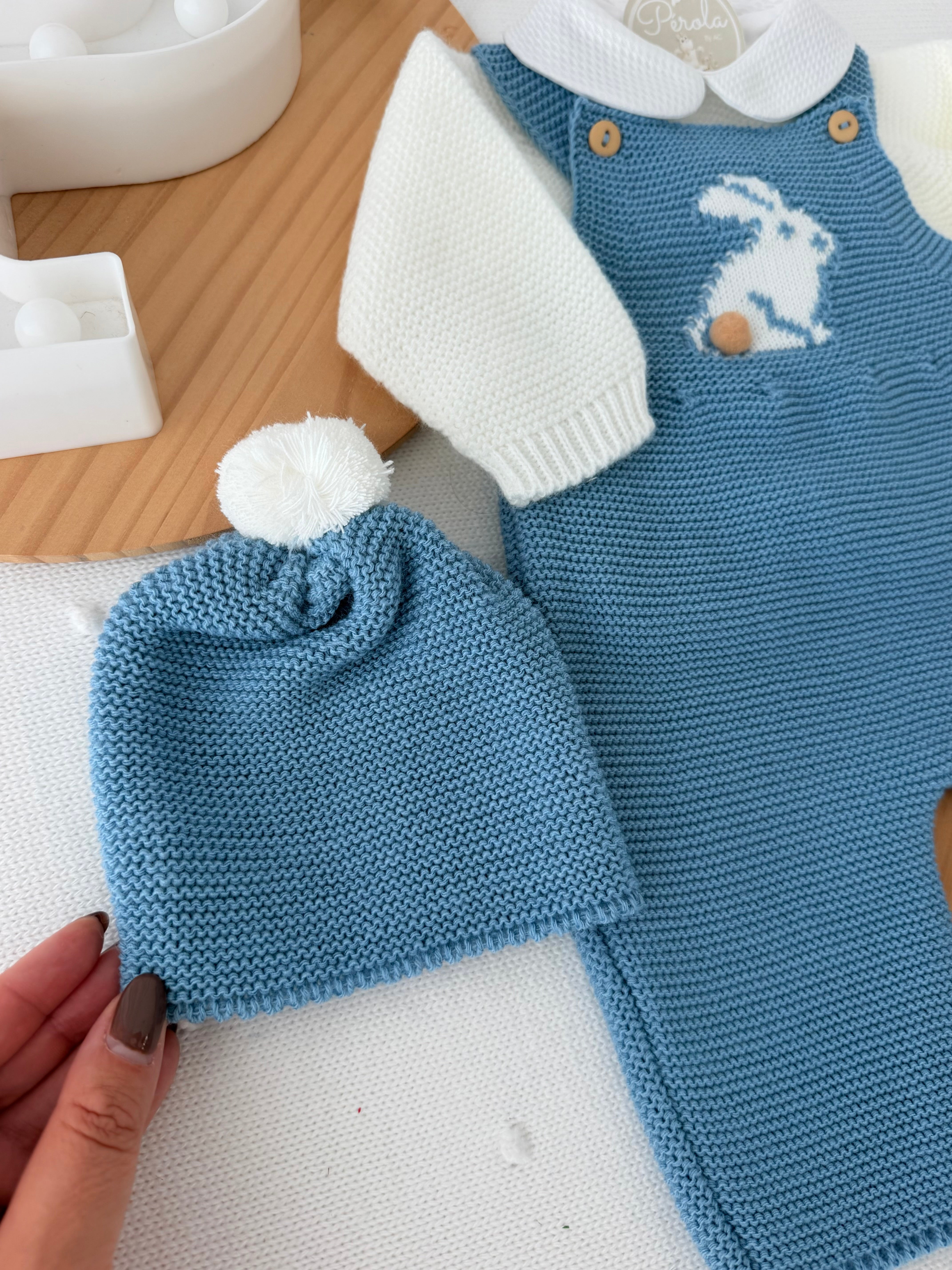 Conjunto coelhinho: jardineiras, camisola e gorro