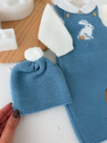 Conjunto coelhinho: jardineiras, camisola e gorro