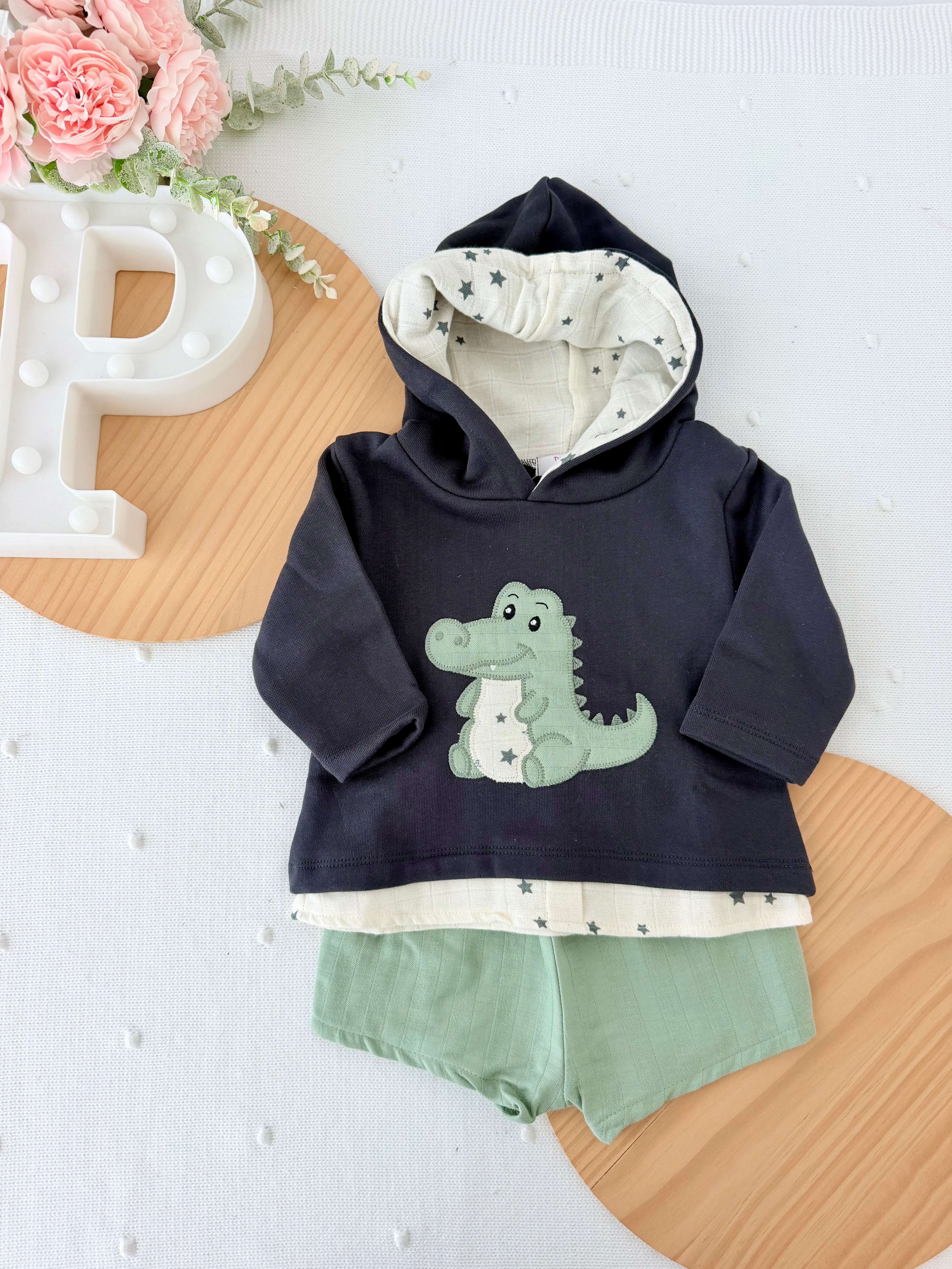 Conjunto dinossauro menino: camisola com capuz e calções