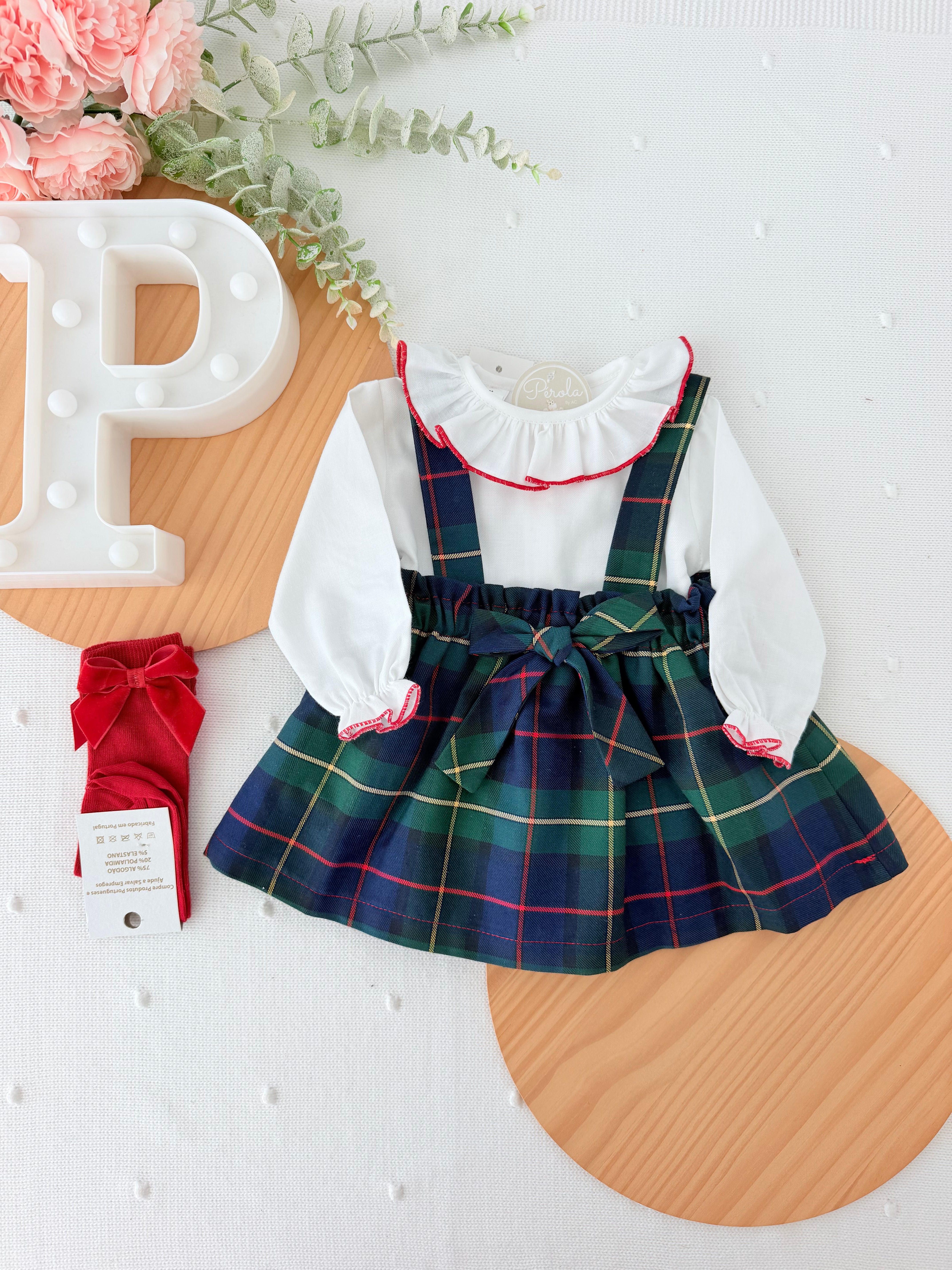 Saia com alças e blusa xadrez verde
