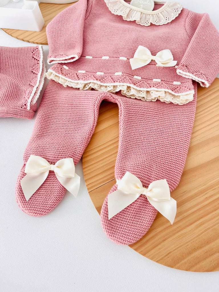 Conjunto rendinha rosa velho: camisola, calças e touca
