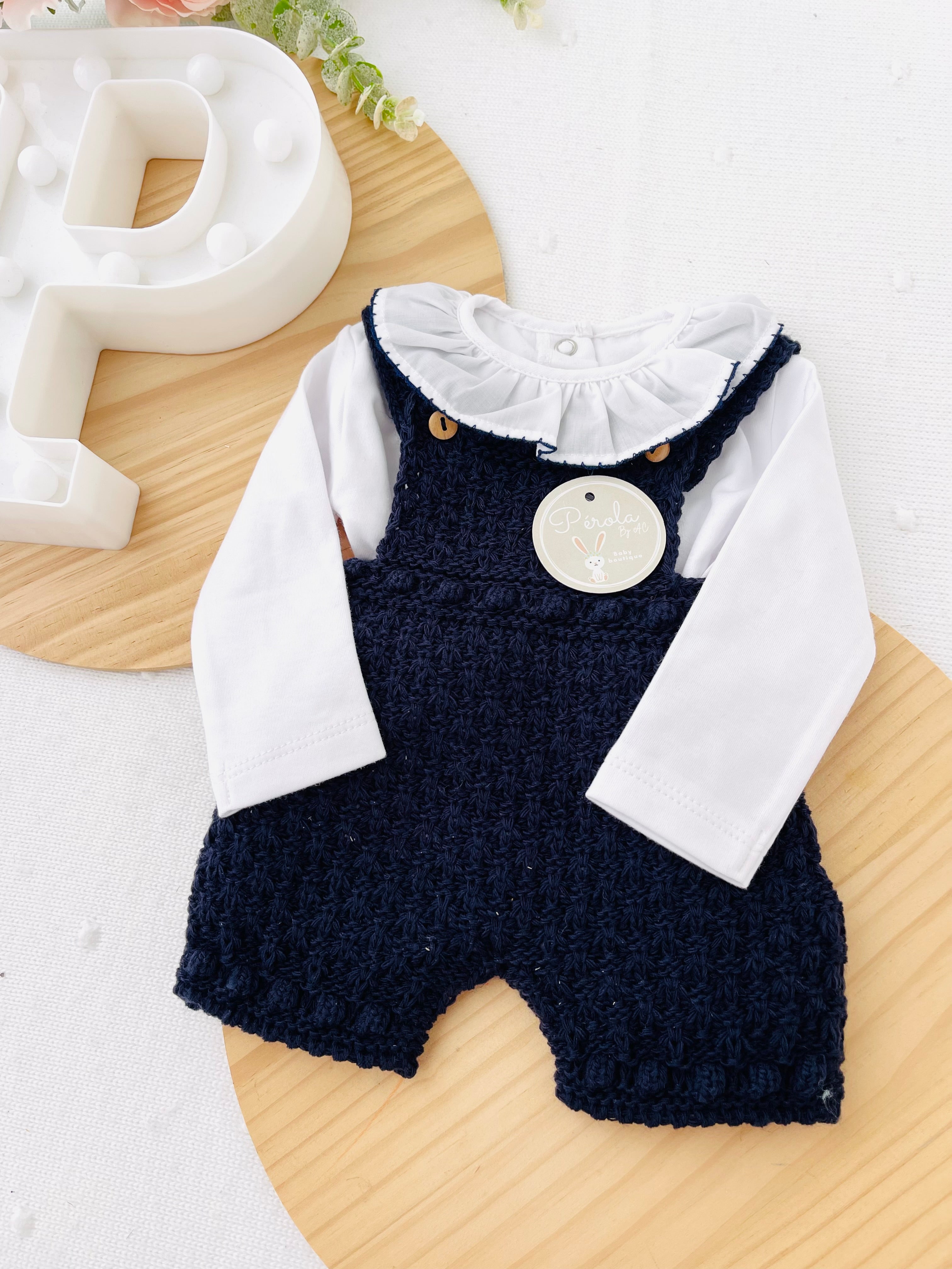 Jardineiras e Body com gola redonda e carda por dentro