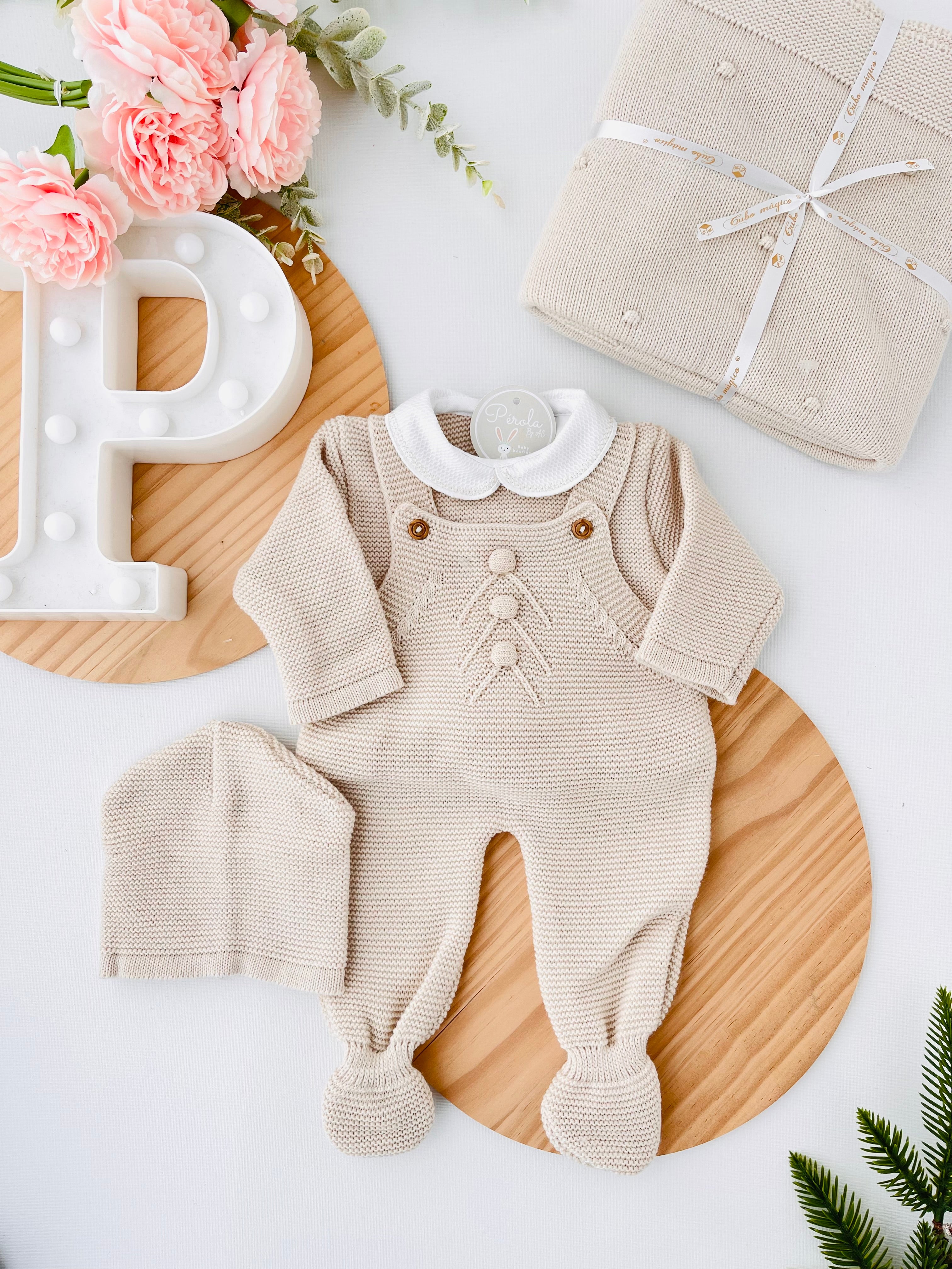 Saída de maternidade bolinhas: jardineiras, camisola e gorro