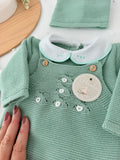 Pack saída de maternidade verde 5 peças: body, calças, jardineiras, camisola e gorro