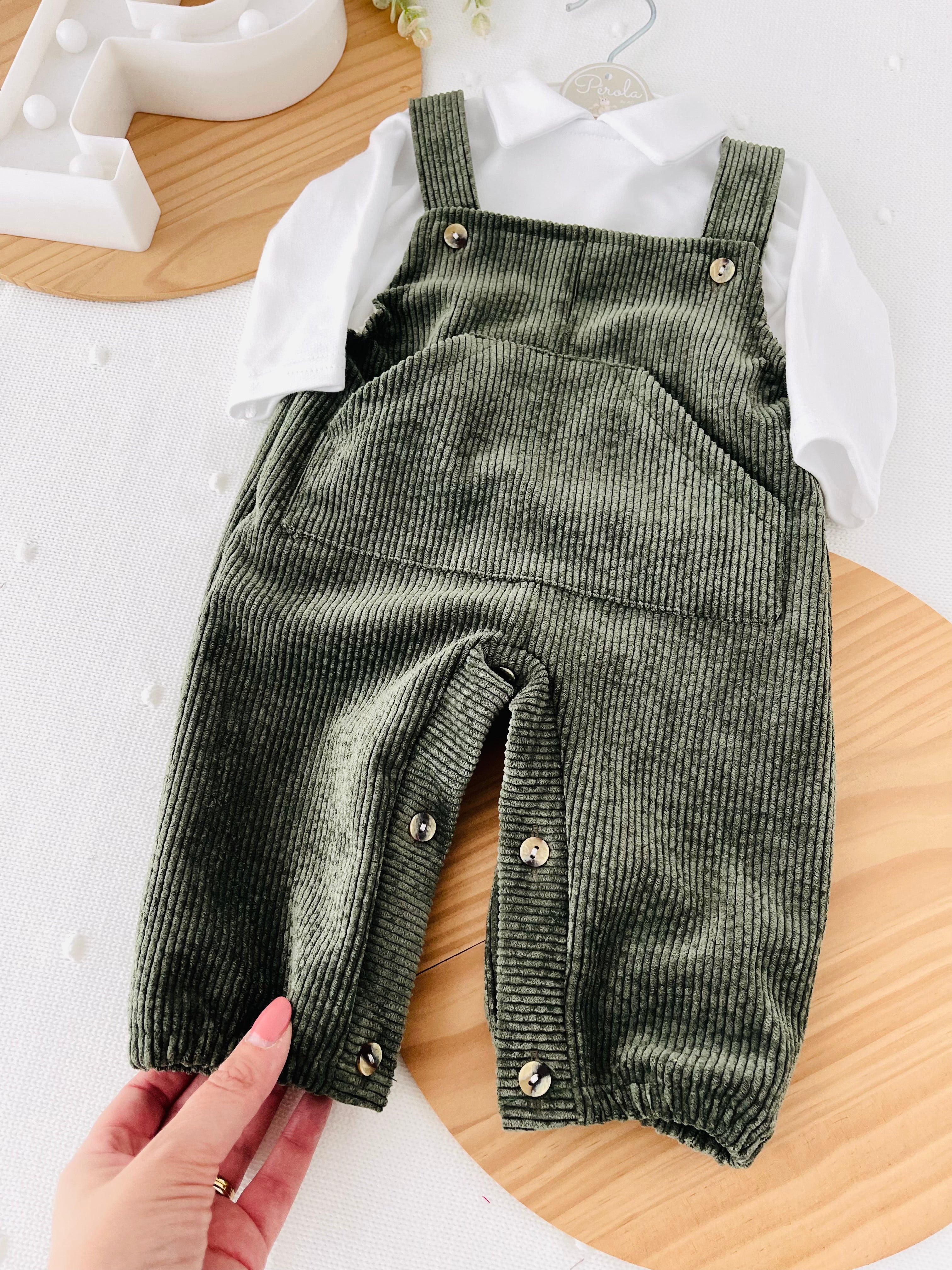 Conjunto verde: jardineiras e camisa