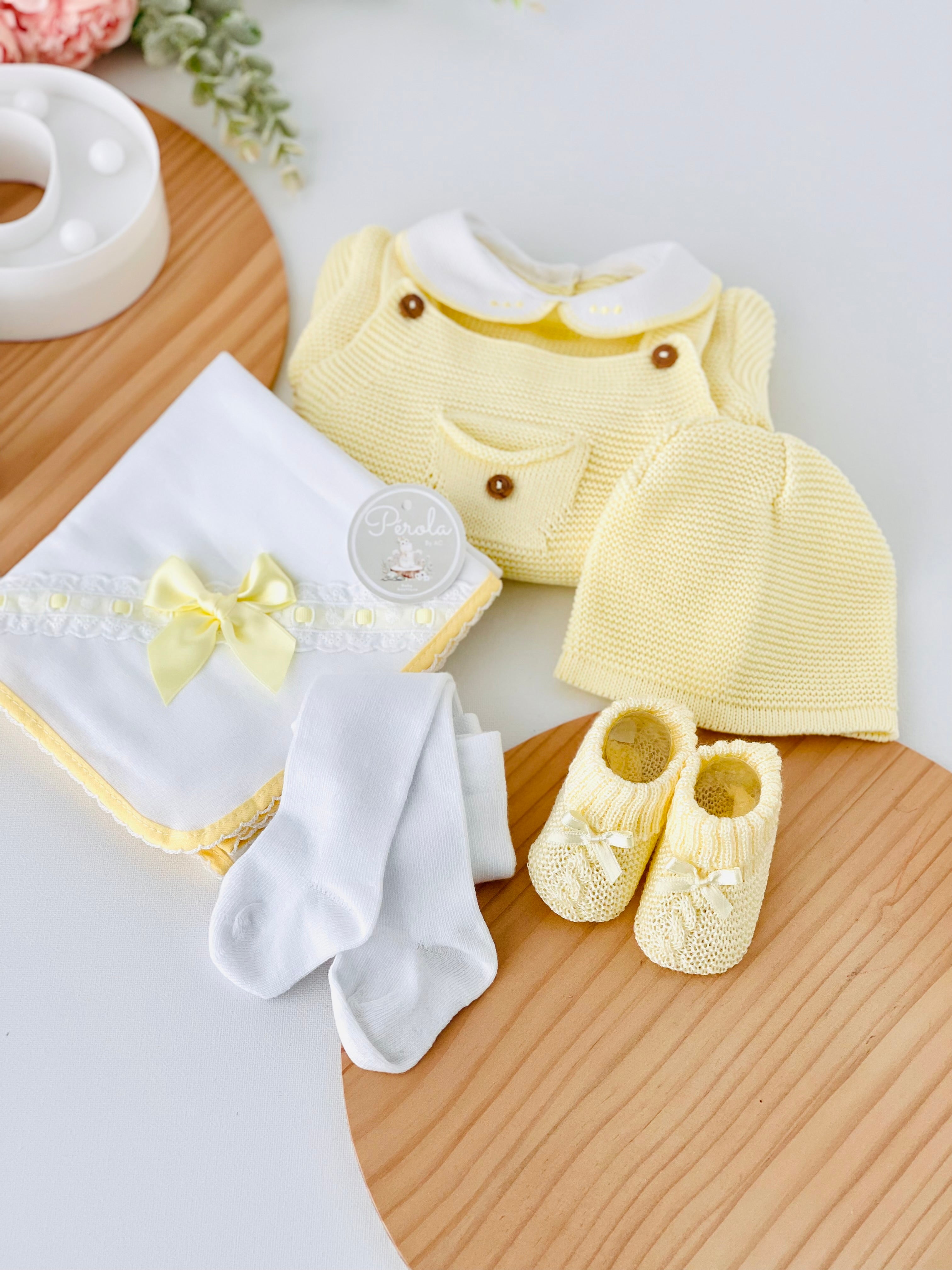 Pack amarelo 6 peças: fofo, camisola, gorro, collants, carapins e fralda