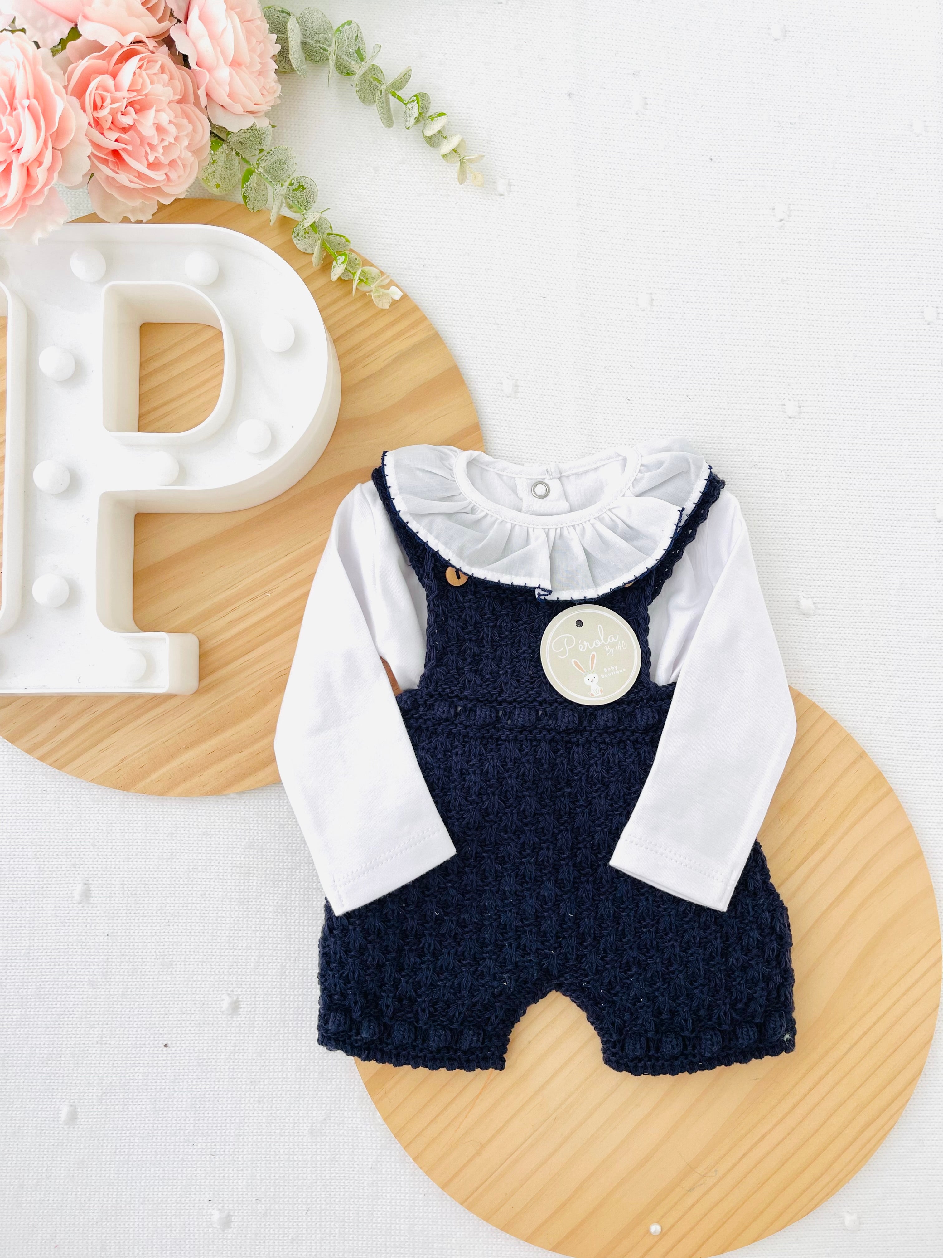 Jardineiras e Body com gola redonda e carda por dentro