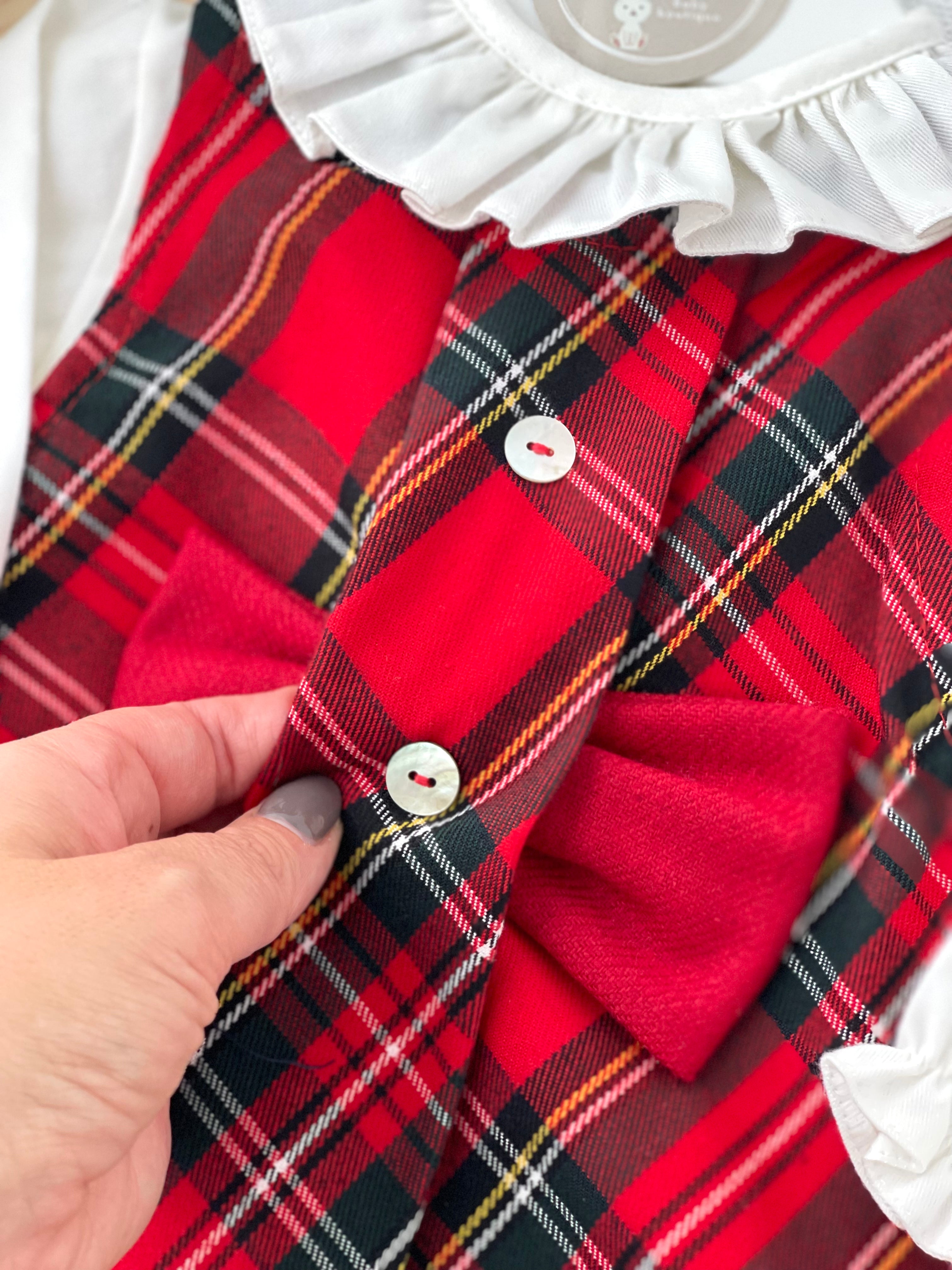 Conjunto laço vermelho: vestido xadrez  e camisa