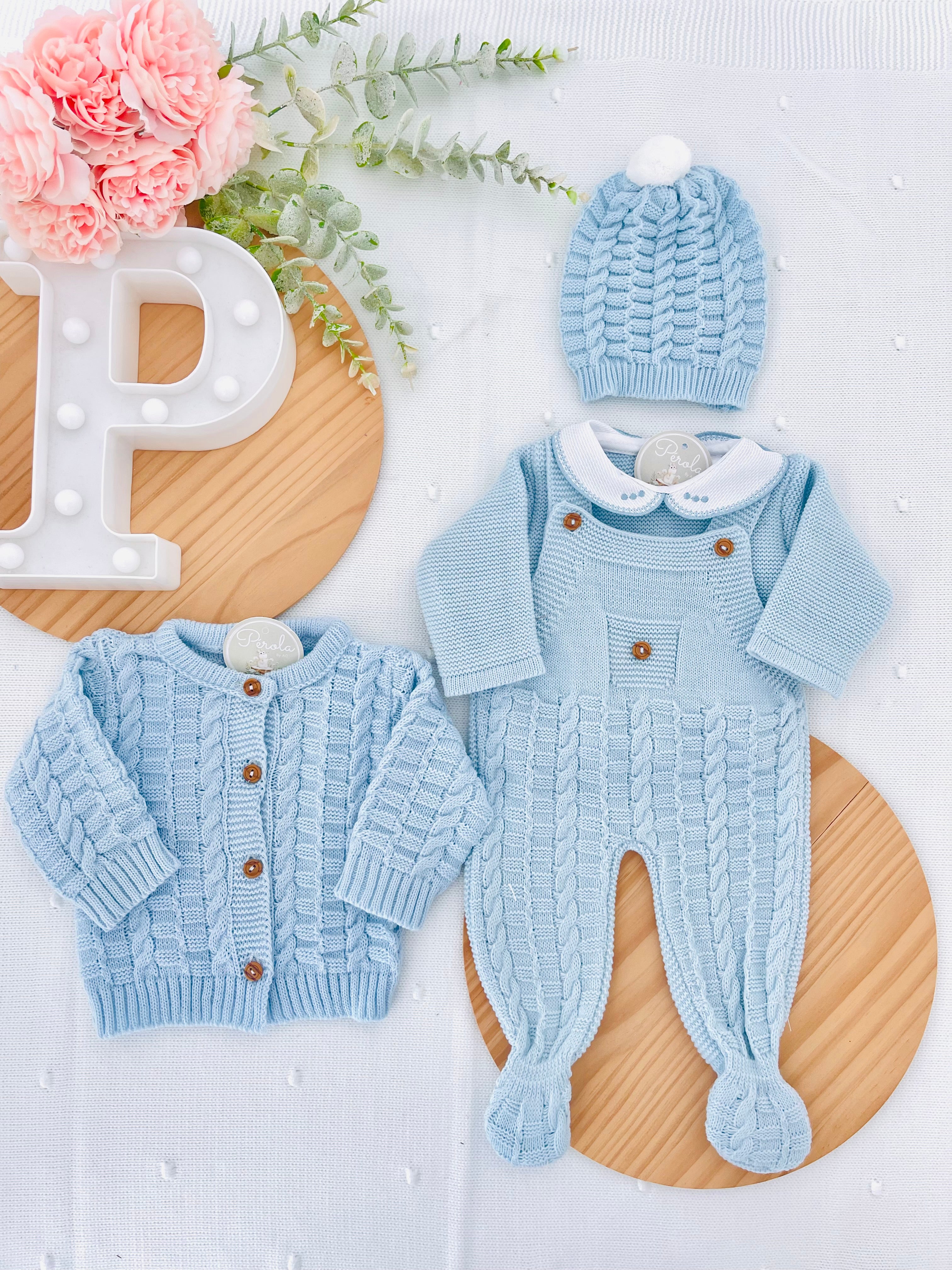 Saída de maternidade Aconchego 4 peças: casaco, jardineiras, camisola e gorro