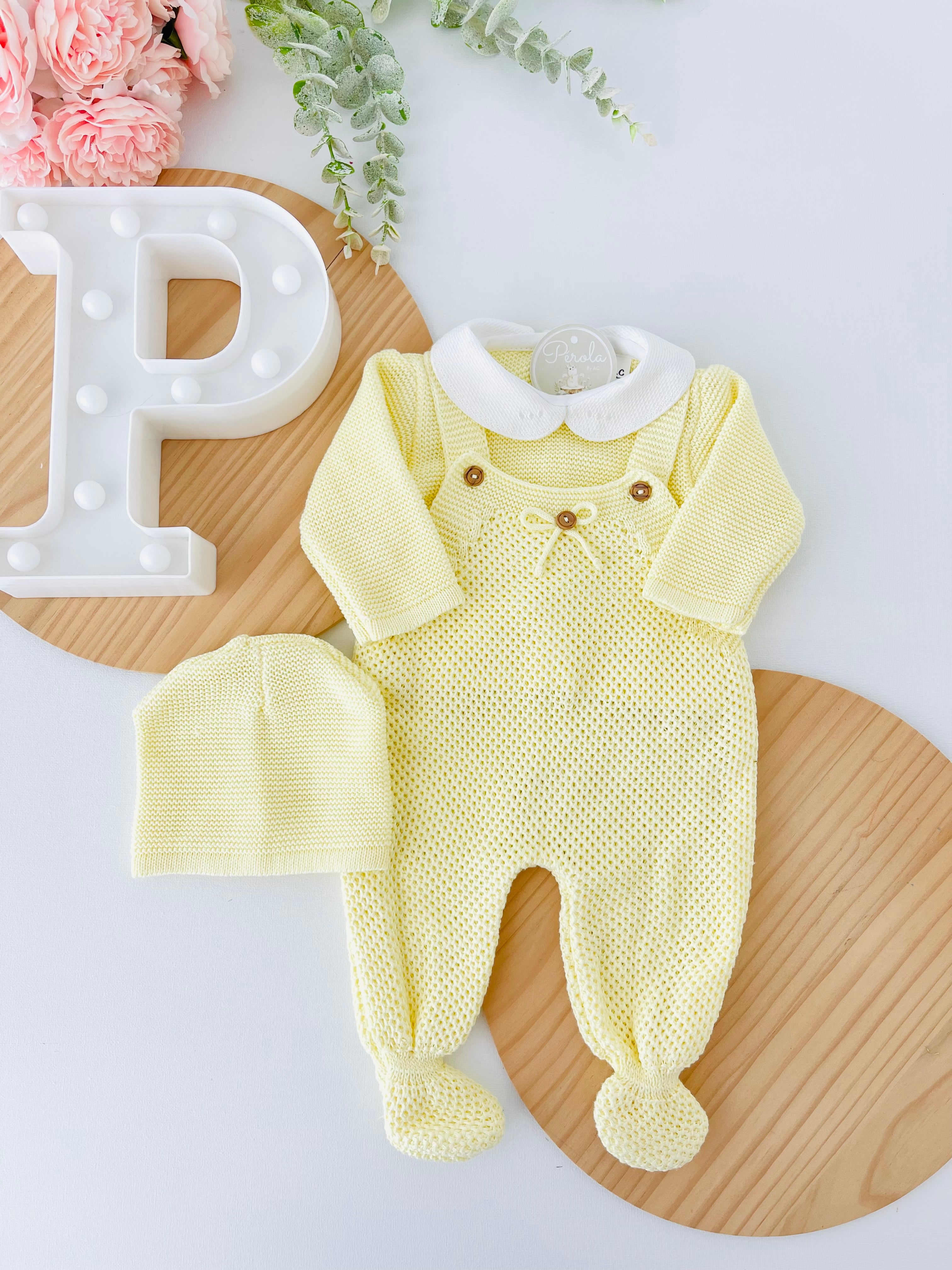 Saída de maternidade laço: jardineiras, camisola e gorro