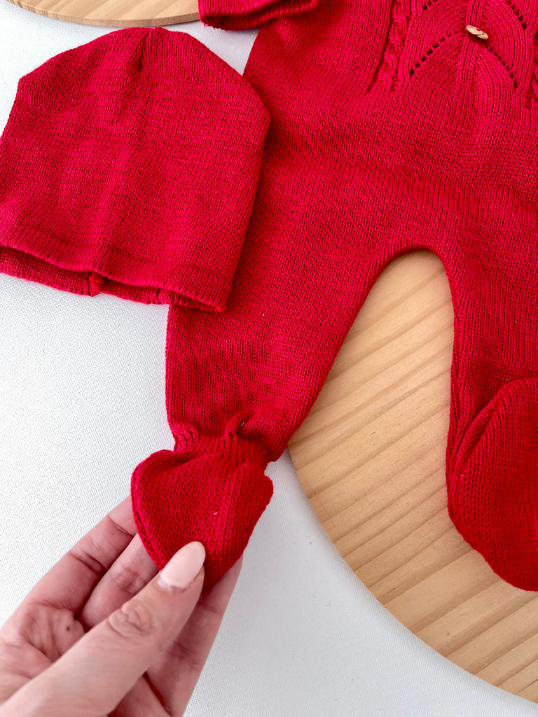 Saída de maternidade vermelho unissexo: jardineiras, camisola e gorro