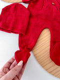 Saída de maternidade vermelho unissexo: jardineiras, camisola e gorro