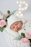 Pack saída de maternidade Pérola 5 peças: body, calças, jardineiras, camisola e gorro